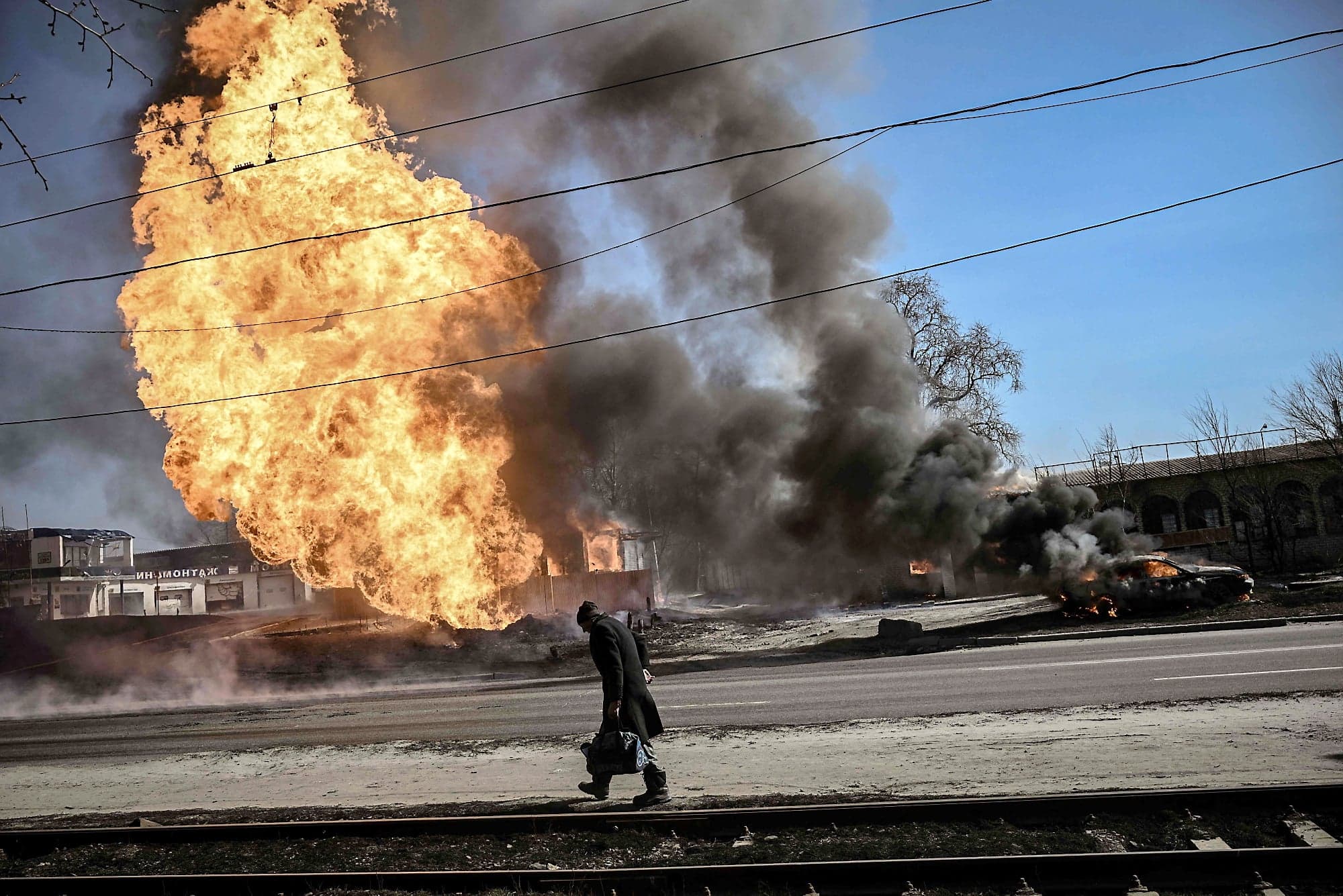 Une Ukrainienne déambule dans une rue de Kharkiv sous le feu de l’artillerie russe au 30e jour de l’invasion.