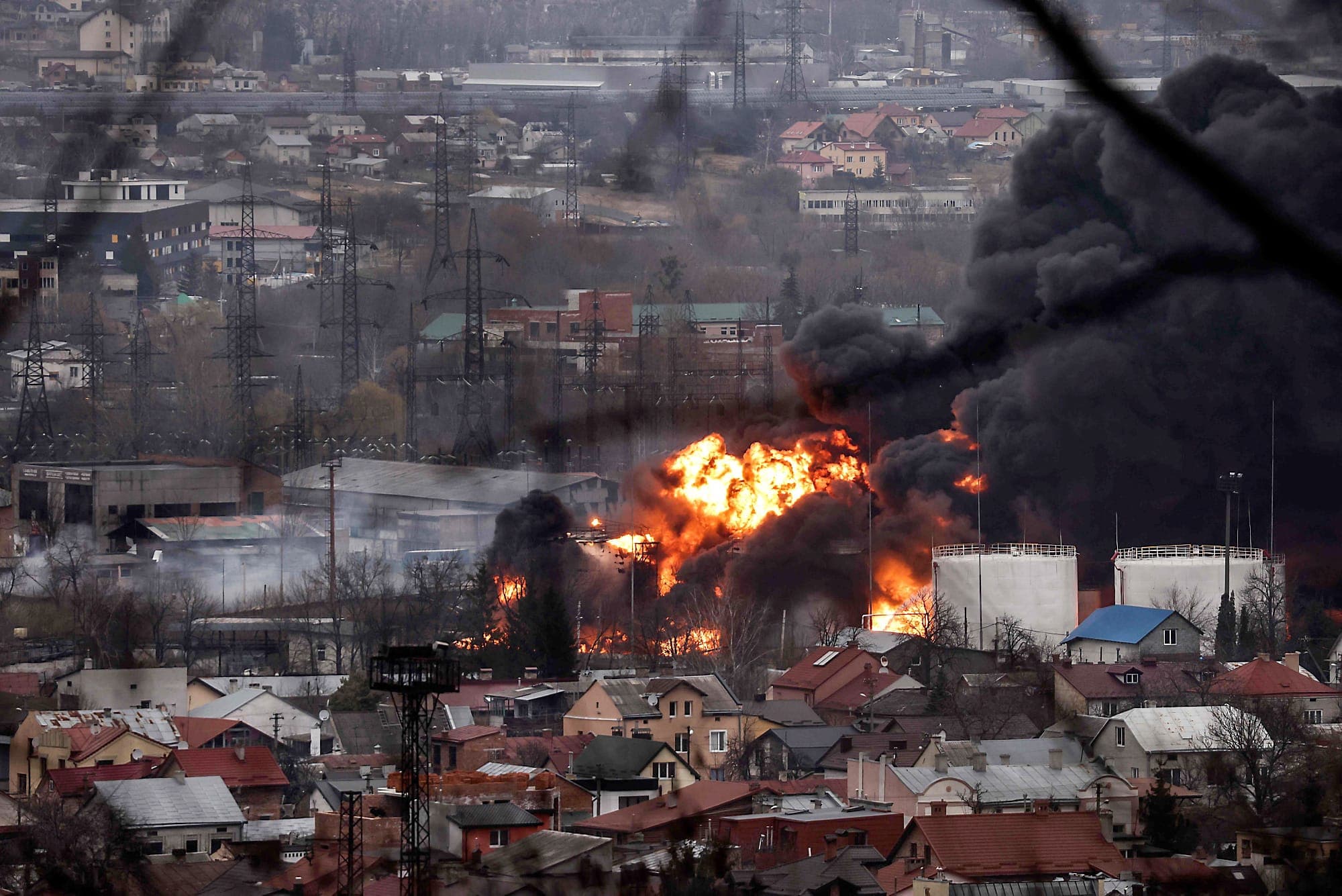 De la fumée noire et des flammes s’élèvent d’un incendie à la suite d’une frappe aérienne dans la ville de Lviv, où au moins cinq personnes ont été blessées, samedi.