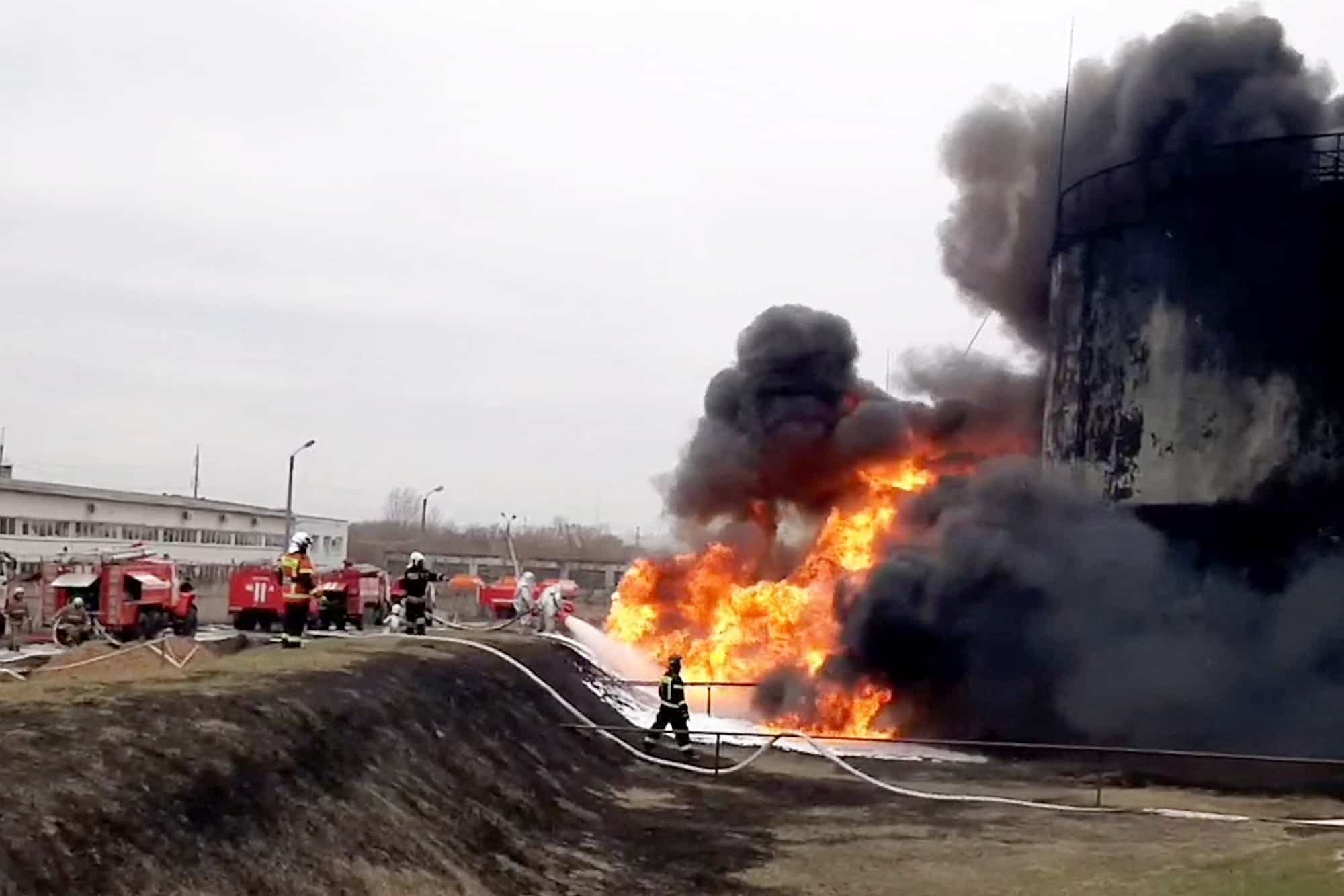En mortaise, des pompiers cherchaient vendredi à éteindre un incendie qui aurait été causé dans une réserve de carburant russe par des missiles d’hélicoptères ukrainiens, selon les autorités de la Russie qui ont fourni cette photo.