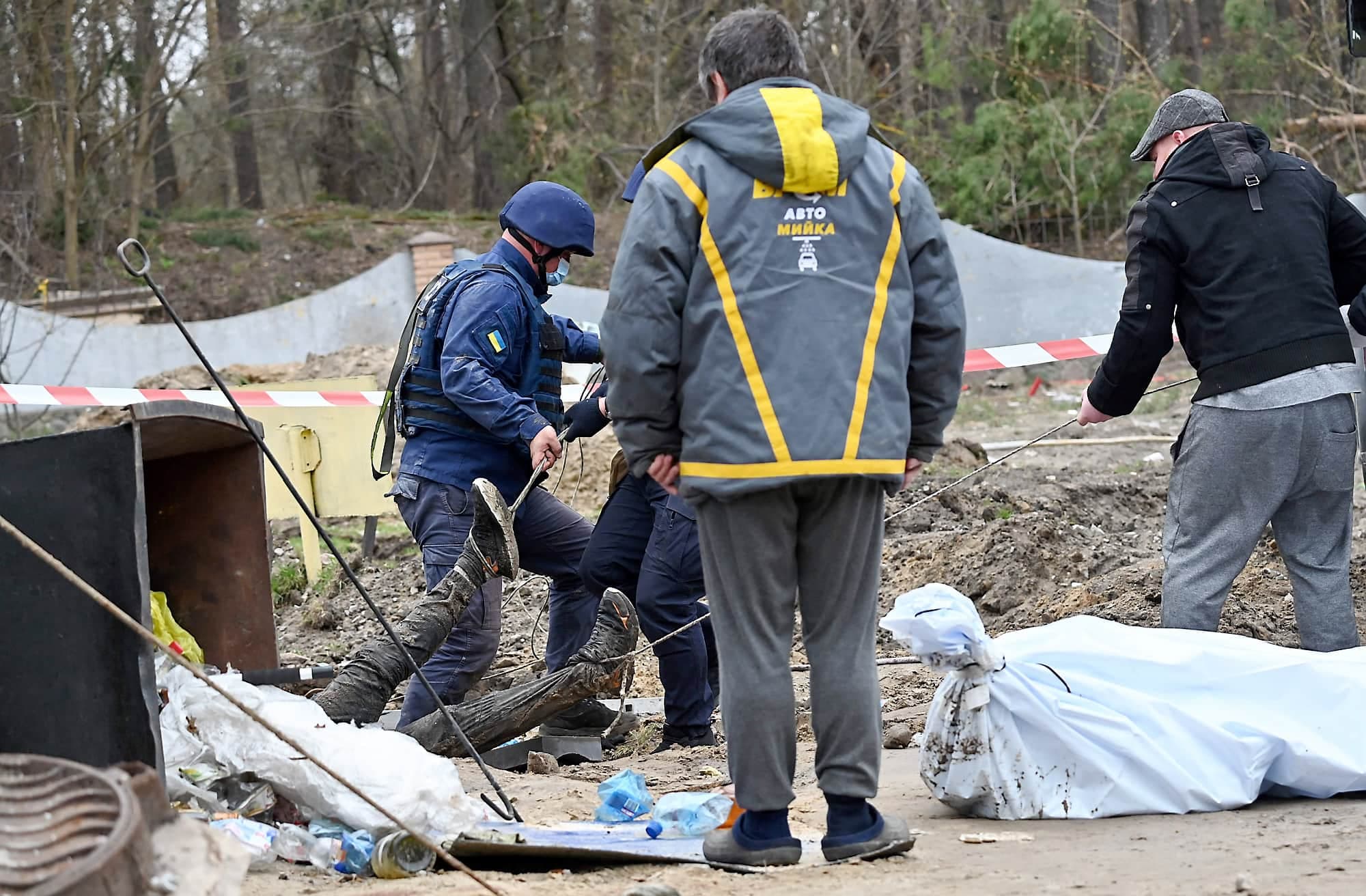 Des secouristes ukrainiens retirent un corps découvert dans une bouche d’égout à Buzova, près de Kyïv.