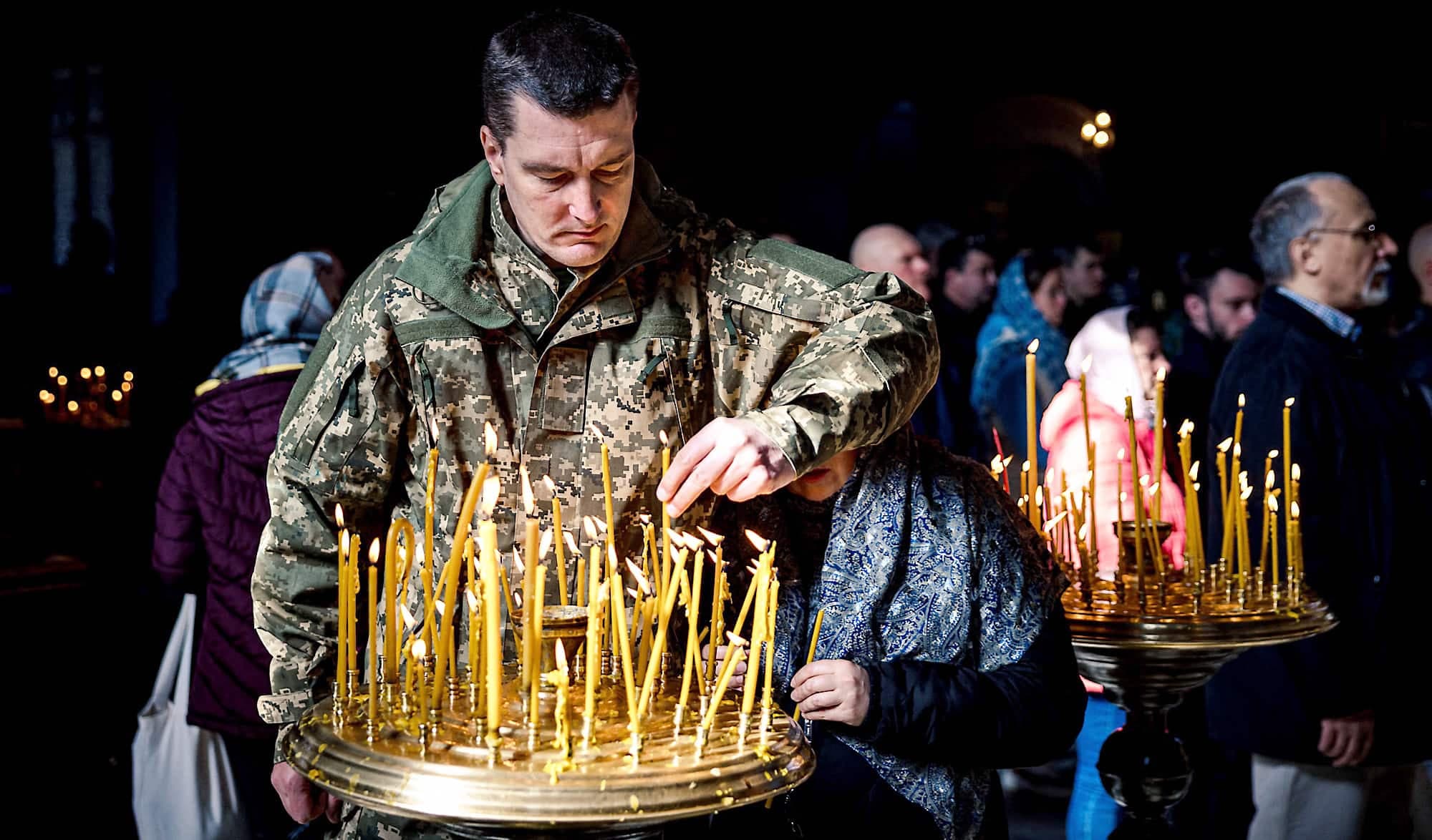 Un soldat ukrainien allume des cierges à l’occasion de la Pâque orthodoxe, hier, dans une cathédrale de Kyïv.