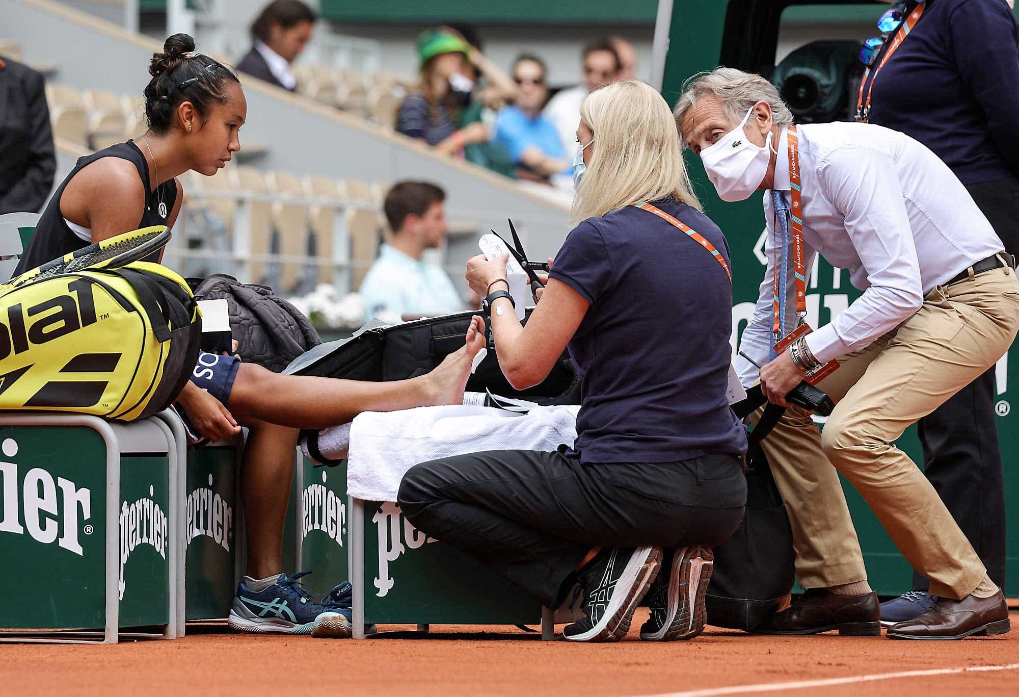 Dès la première manche de son quart de finale, mardi, Leylah Fernandez a demandé à voir une physiothérapeute pour tenter de soulager son pied droit.