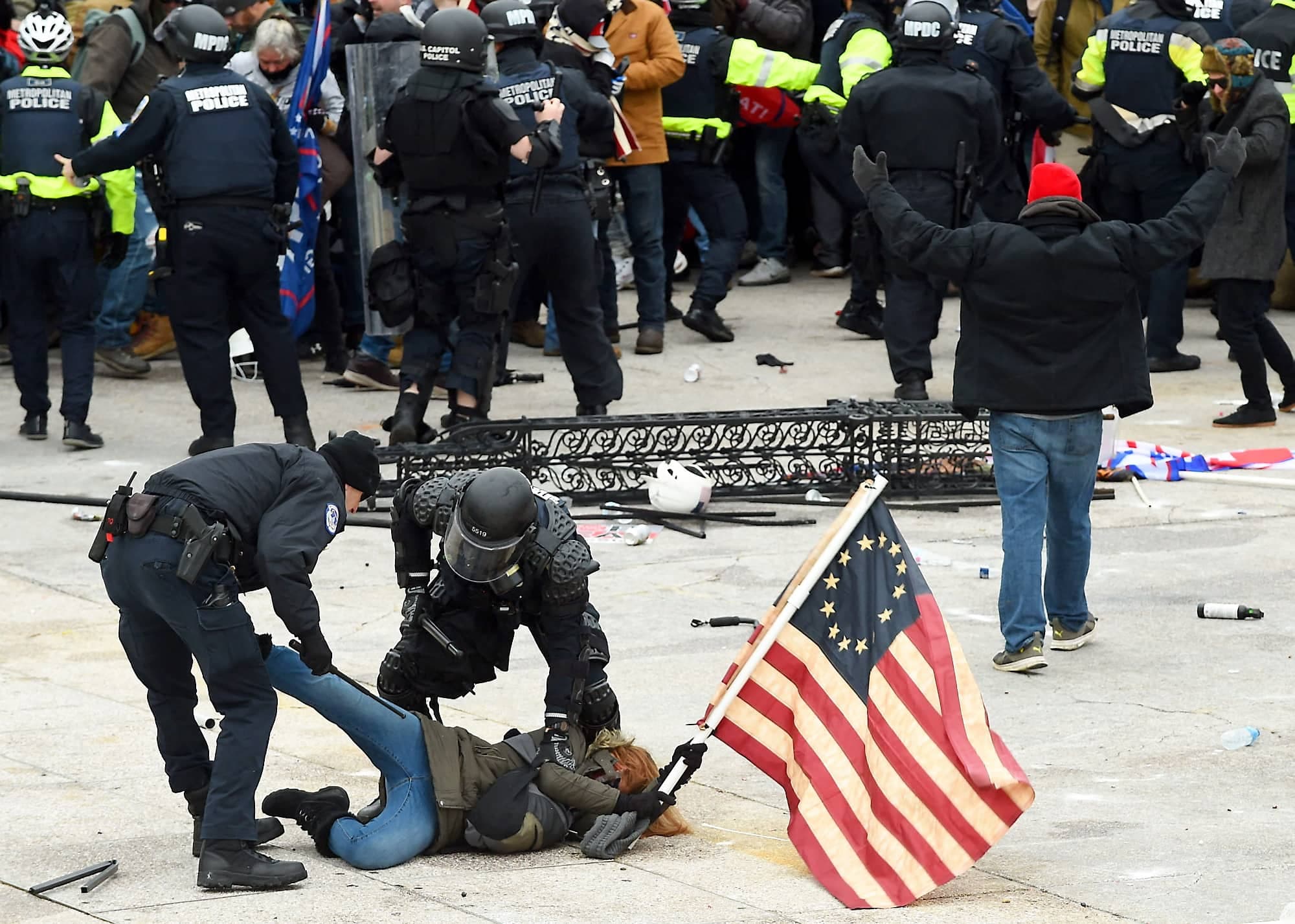 La police arrête une manifestante lors de l’assaut du Capitole le 6 janvier 2021.
