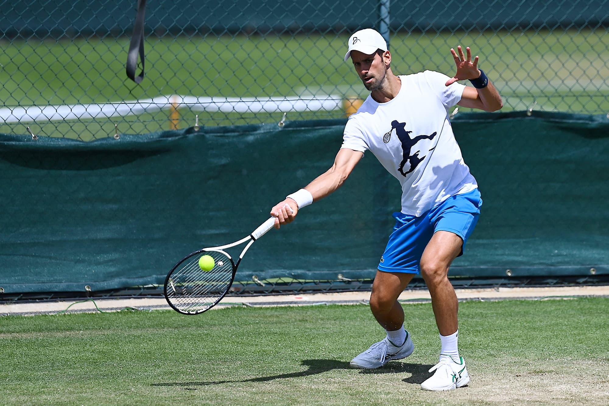 Novak Djokovic lors d’une séance d’entraînement à Wimbledon, dimanche.