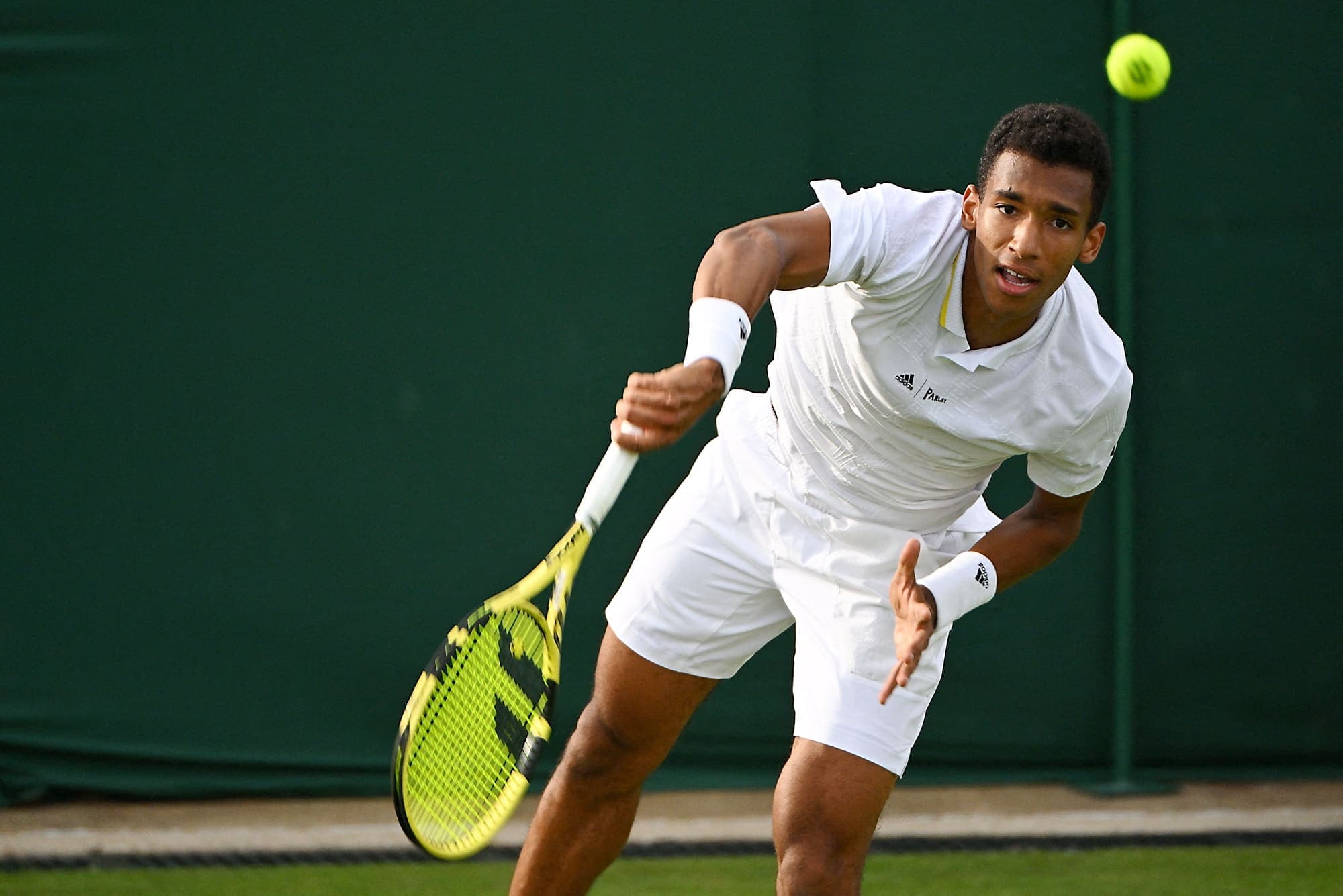 Félix Auger-Aliassime a souffert face à l’Américain Maxime Cressy, étant éliminé dès le premier tour à Wimbledon.