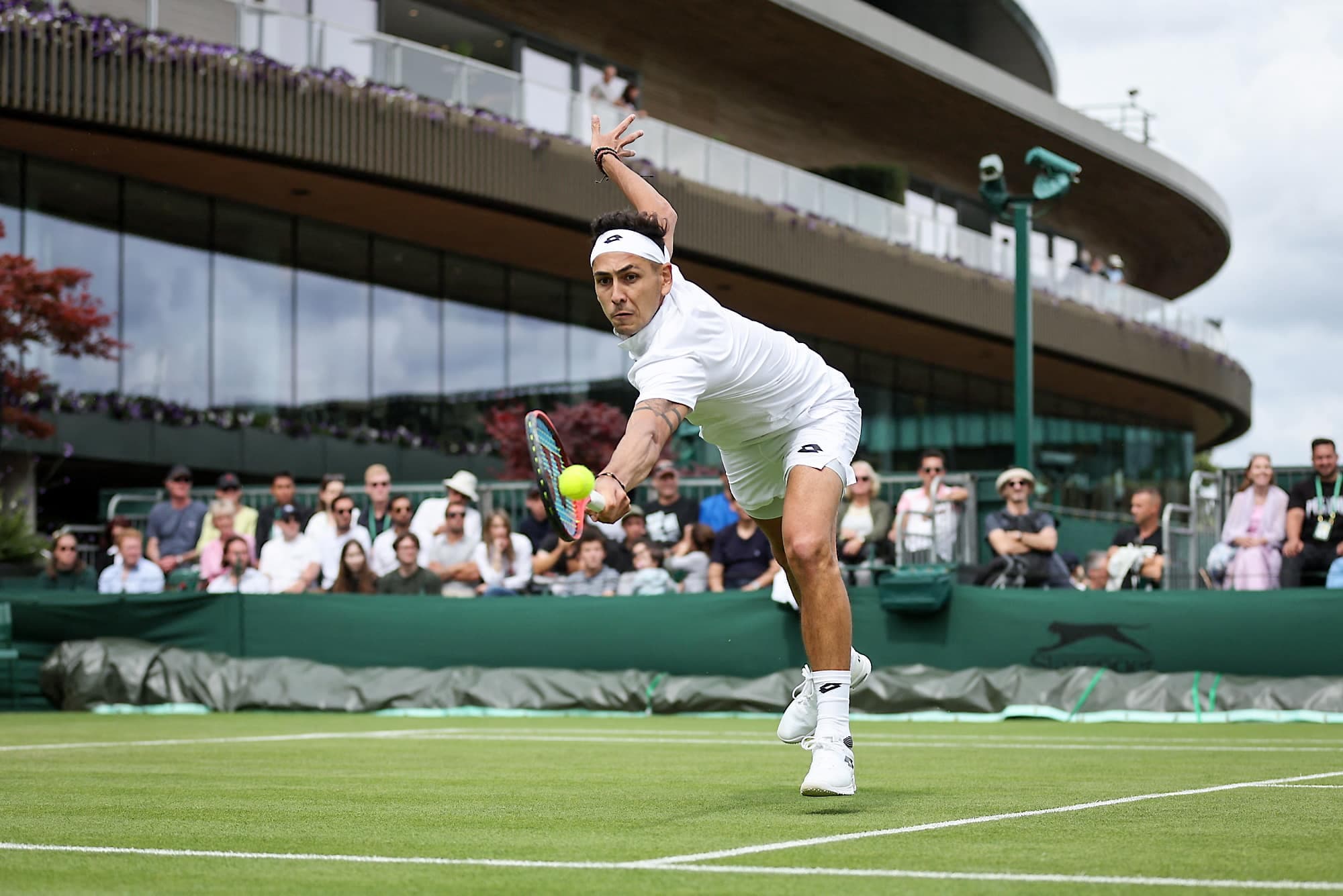 Alejandro Tabilo effectuant un revers lors de son match contre le Serbe Miomir Kecmanovic de mercredi dernier à Wimbledon.