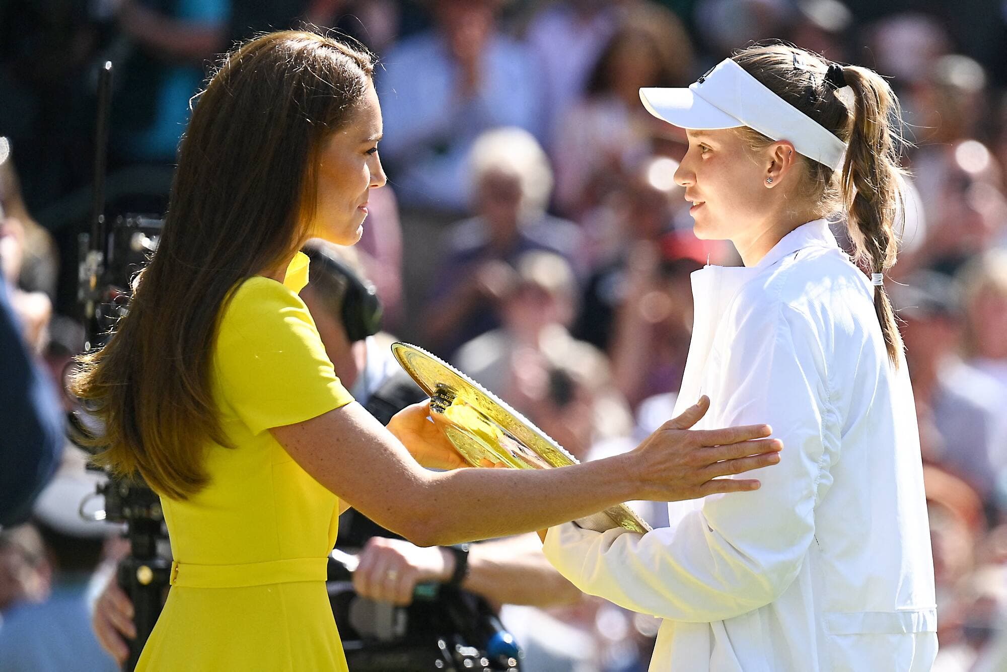 Catherine Middleton, la duchesse de Cambridge, a présenté le trophée Venus Rosewater à la gagnante de la classique de Wimbledon, Elena Rybakina, samedi.