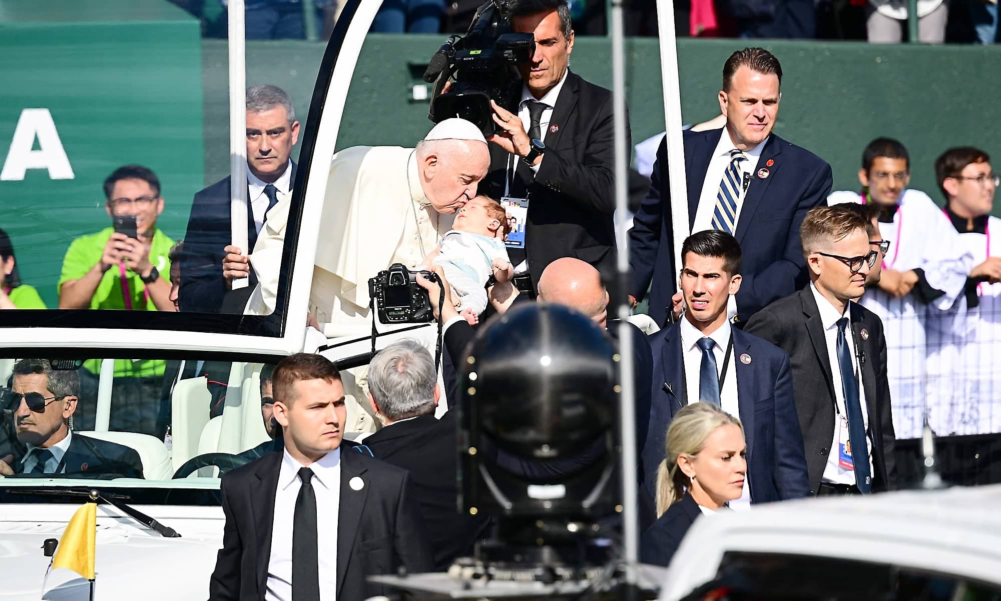 Le pape a embrassé et béni quelques bébés durant son trajet.