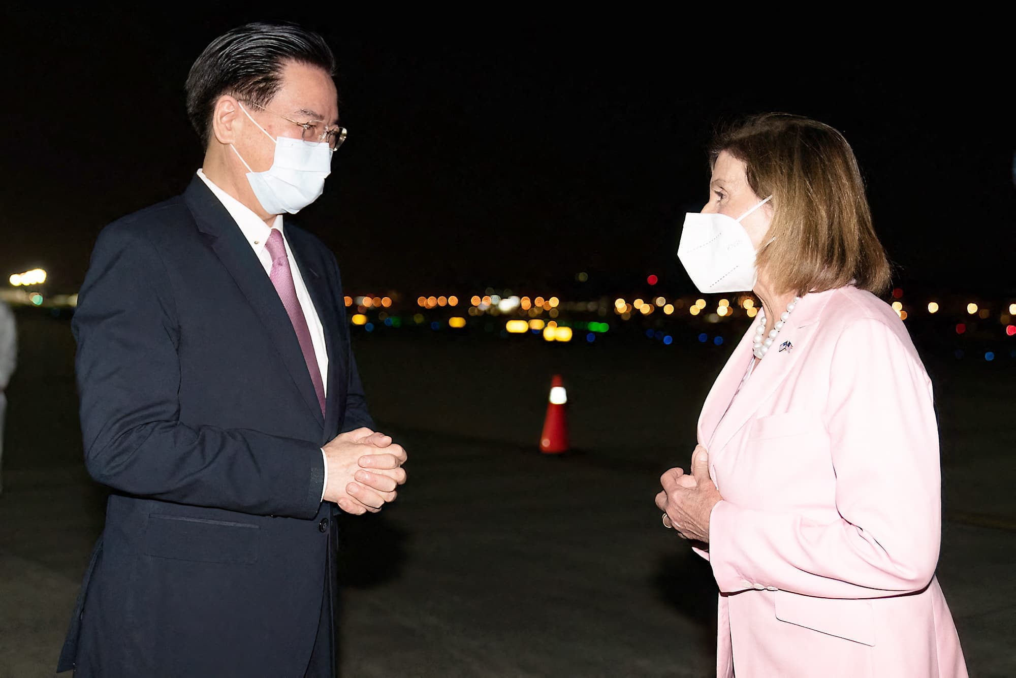 Le ministre taïwanais des Affaires étrangères, Joseph Wu, accueille Nancy Pelosi à l’aéroport de Taipei.