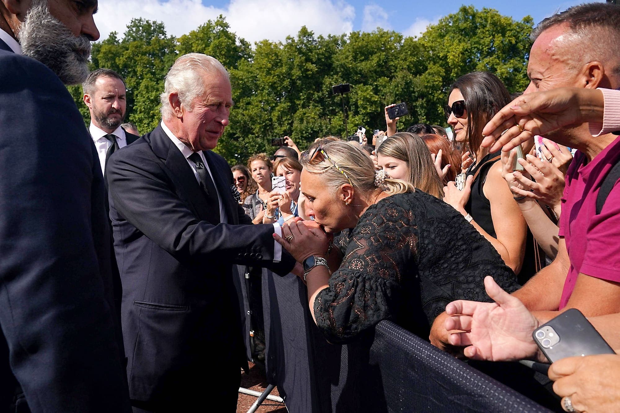 Lors de son bain de foule devant le palais de Buckingham, vendredi, Charles III a pris le temps de saluer plusieurs de ses sujets.
