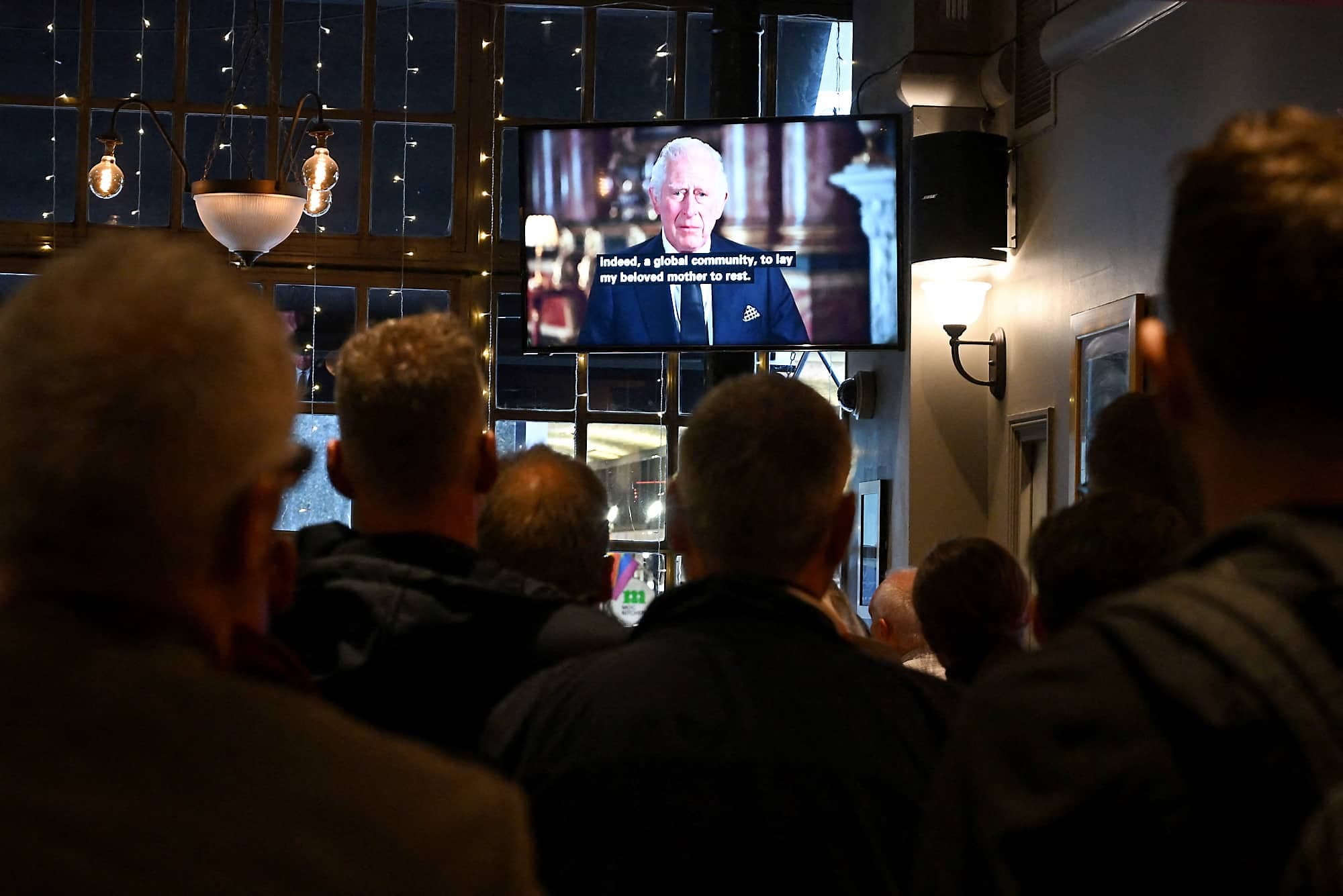 Les clients du pub Prince de Galles à Londres ont écouté le discours télévisé du nouveau roi avec attention.