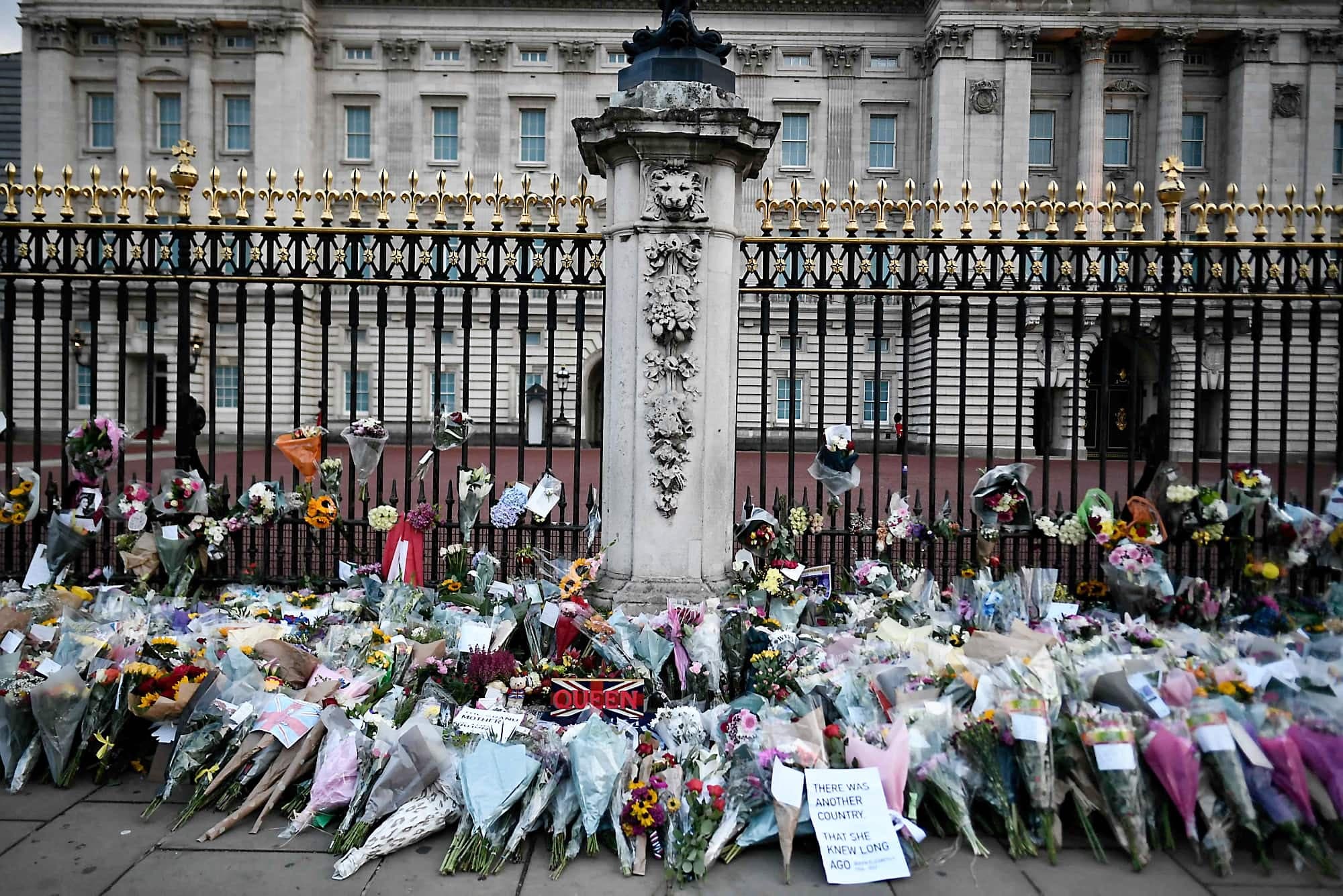 Des centaines de Britanniques se sont recueillis devant le palais de Buckingham y laissant des fleurs et des témoignages de sympathies.