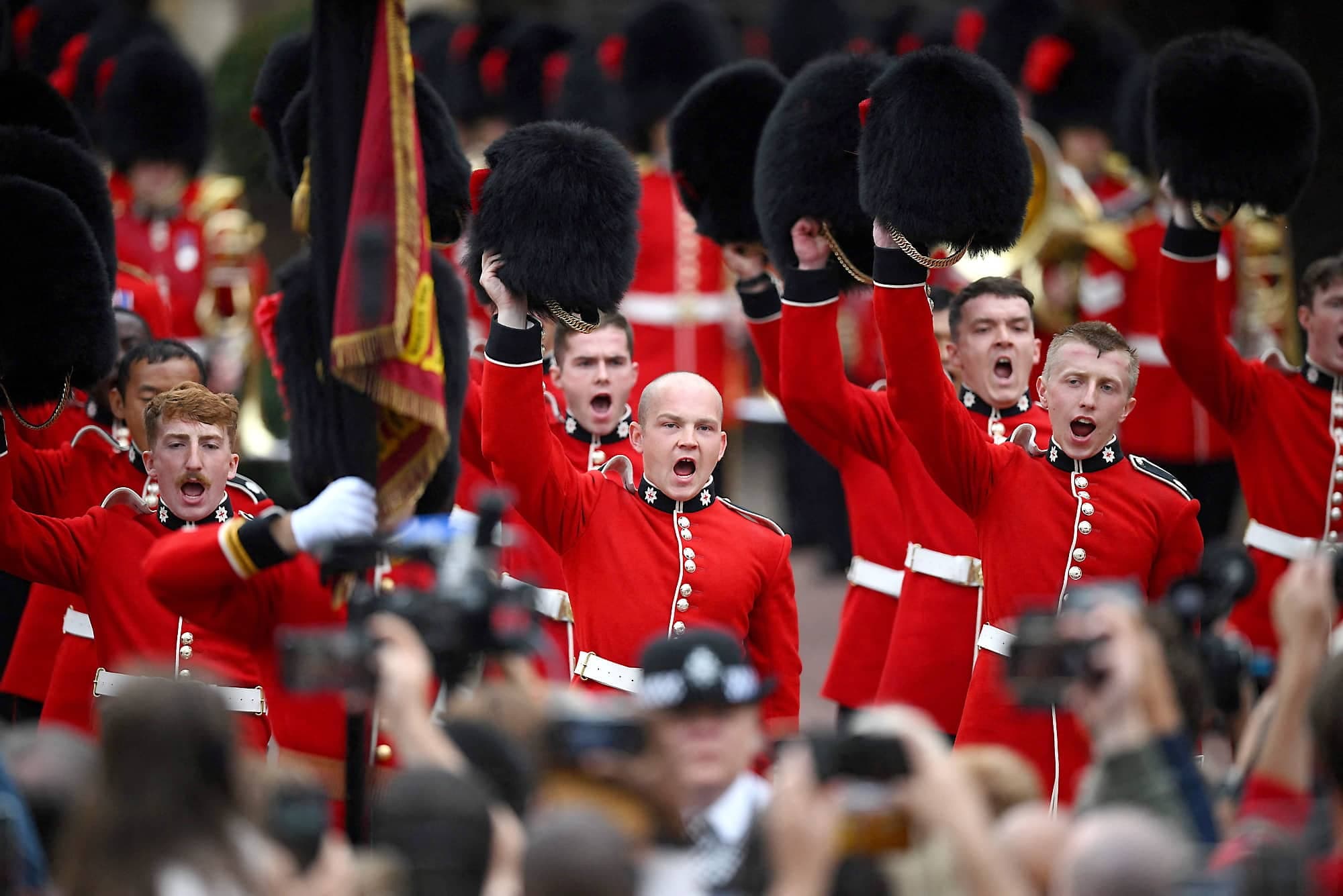 Des soldats de la garde Coldstream ont soulevé leur chapeau pour saluer le nouveau roi.