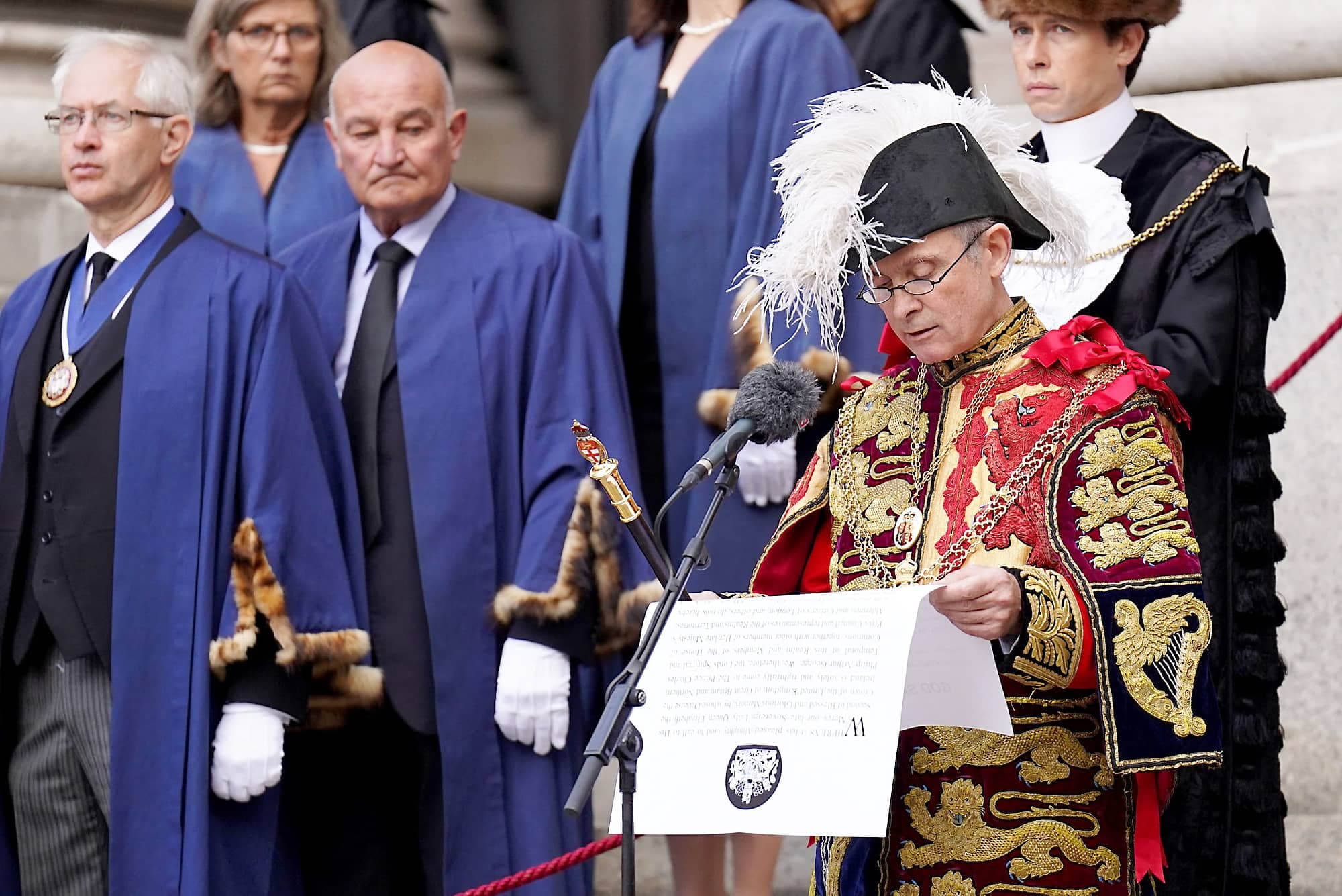 Un officier de la maison royale a lu devant la Royal Exange à Londres la proclamation confirmant que Charles III est maintenant roi.