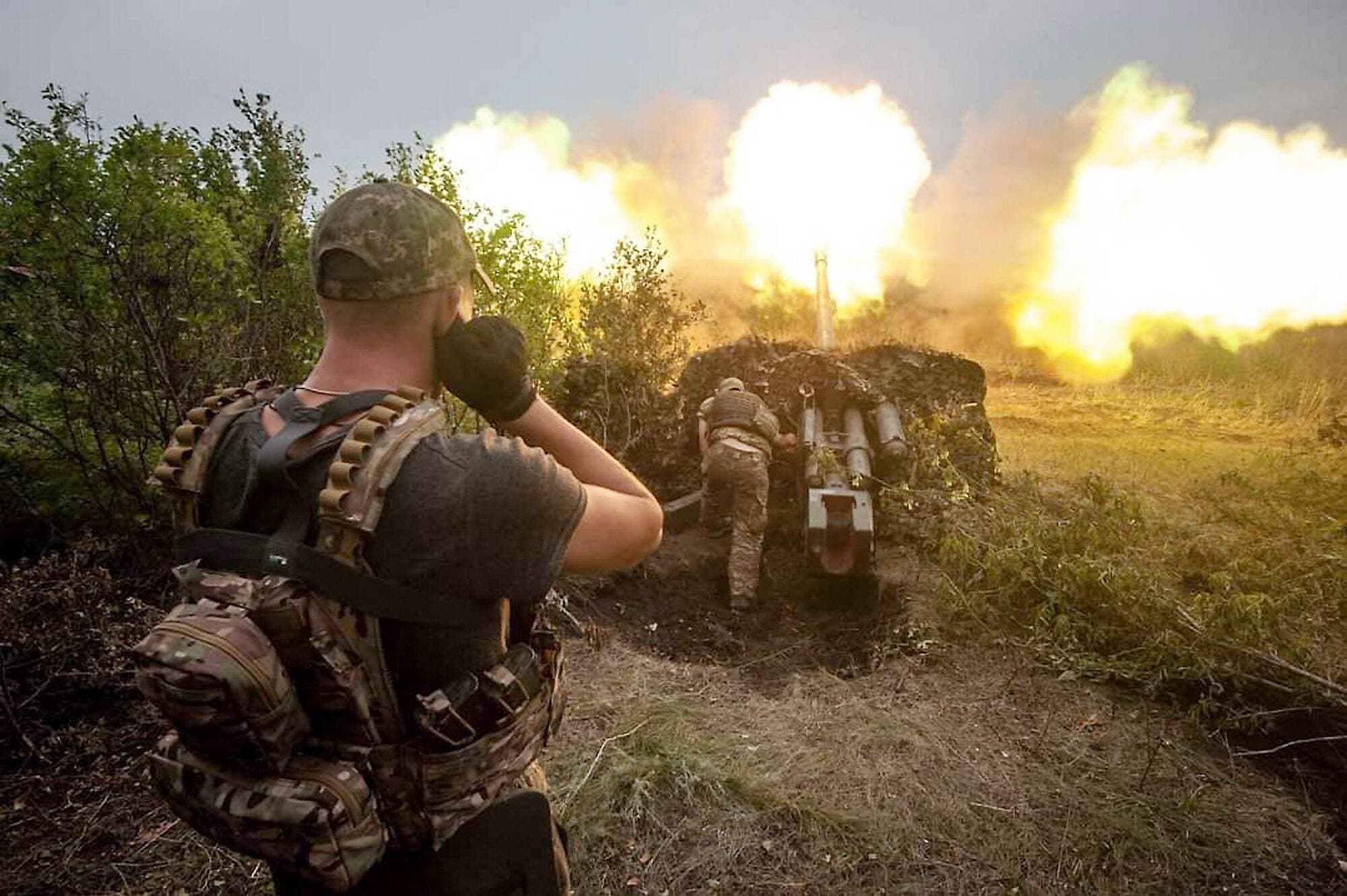 L’artillerie ukrainienne pilonnait des positions russes hier à un lieu non divulgué par l’armée.