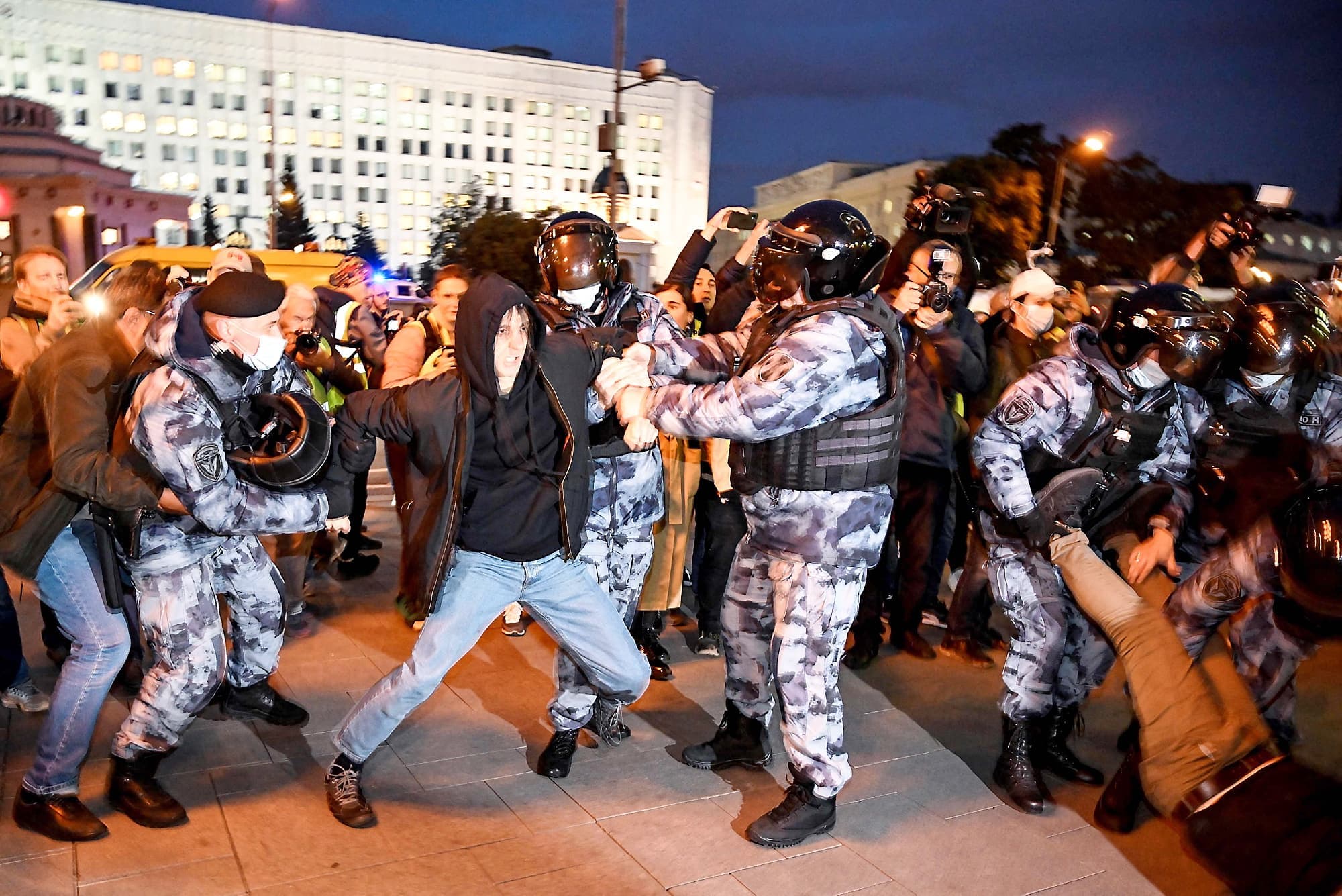 Arrestation d’un des nombreux manifestants mercredi à Moscou contre la mobilisation annoncée par le président russe Vladimir Poutine.