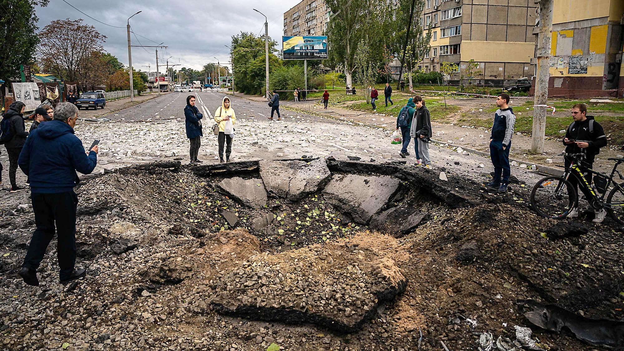 Cratère causé par une bombe russe lundi à Dnipro.