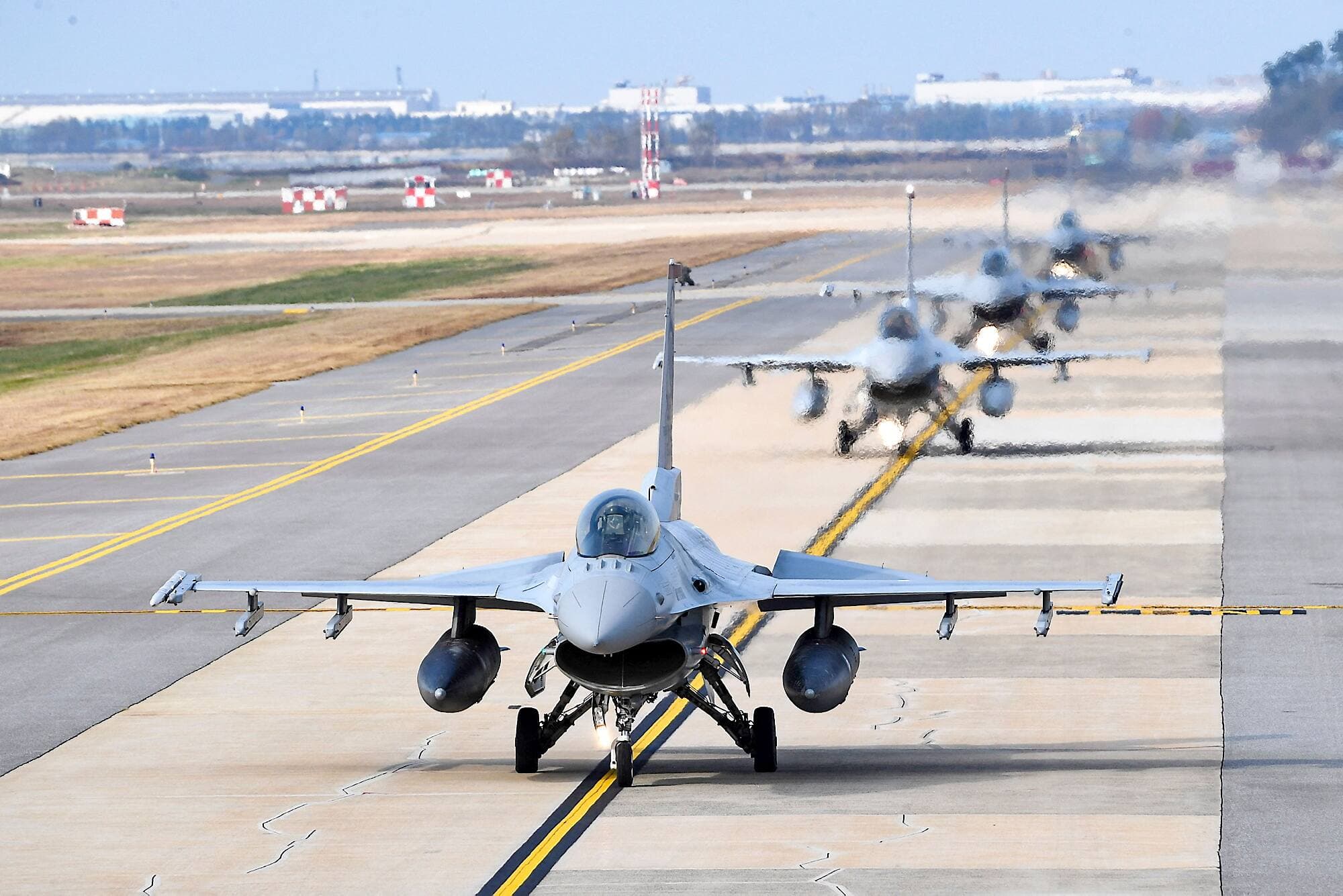 Des avions de combat KF-16 de l’armée de l’air sud-coréenne lors d’un exercice, mercredi à Gunsan.