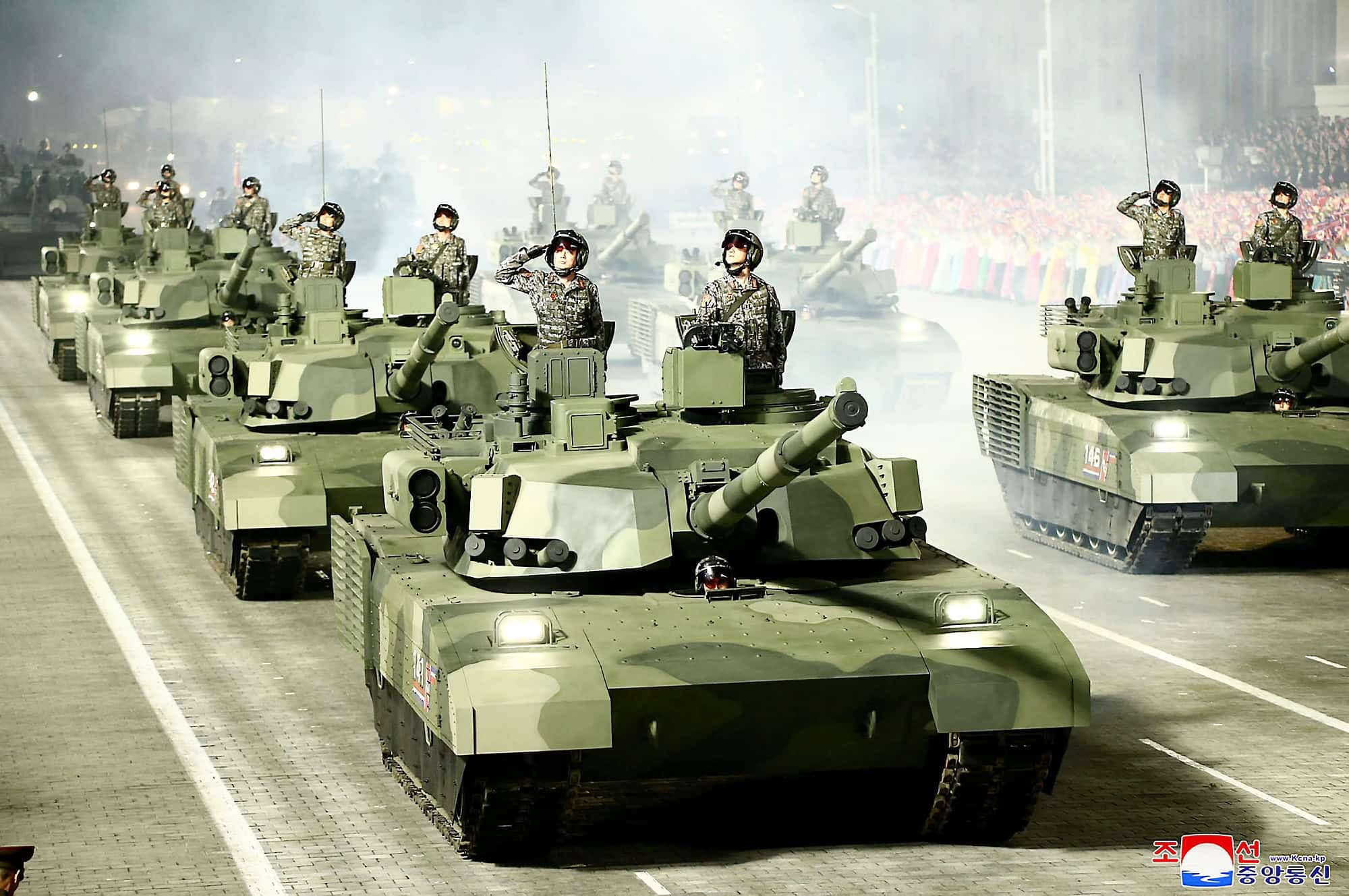 Des troupes sur des chars lors d’un défilé militaire, le 25 avril, pour célébrer le 90e anniversaire de la fondation de l’Armée révolutionnaire populaire coréenne sur la place Kim II-sung, à Pyongyang.