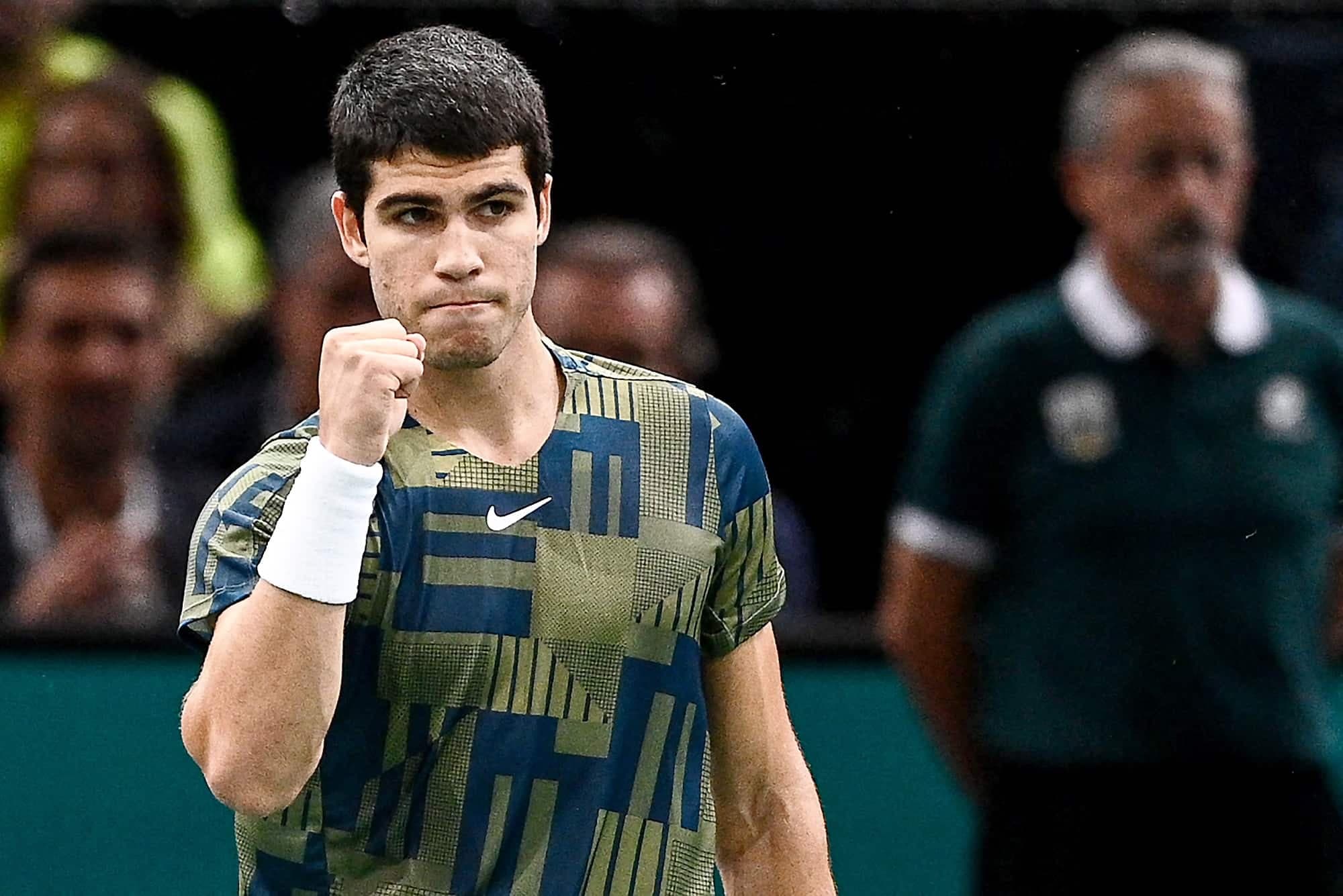 Carlos Alcaraz célèbre après sa victoire contre Grigor Dimitrov, le 3 novembre.