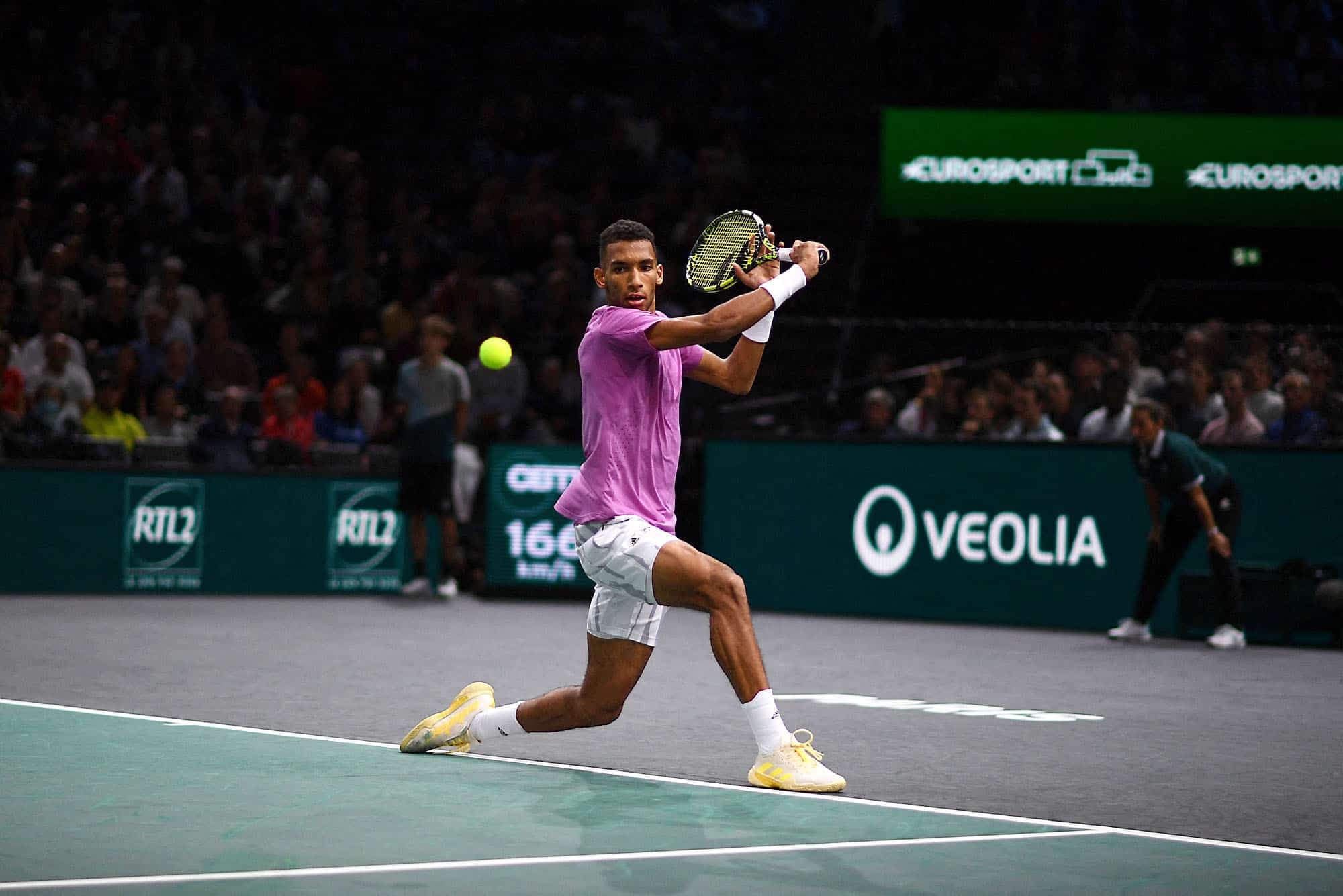 Félix Auger-Aliassime a bien tenté de répliquer à Holger Rune, en demi-finale du tournoi de Paris, samedi, mais le Danois l’a emporté, en route vers le titre.