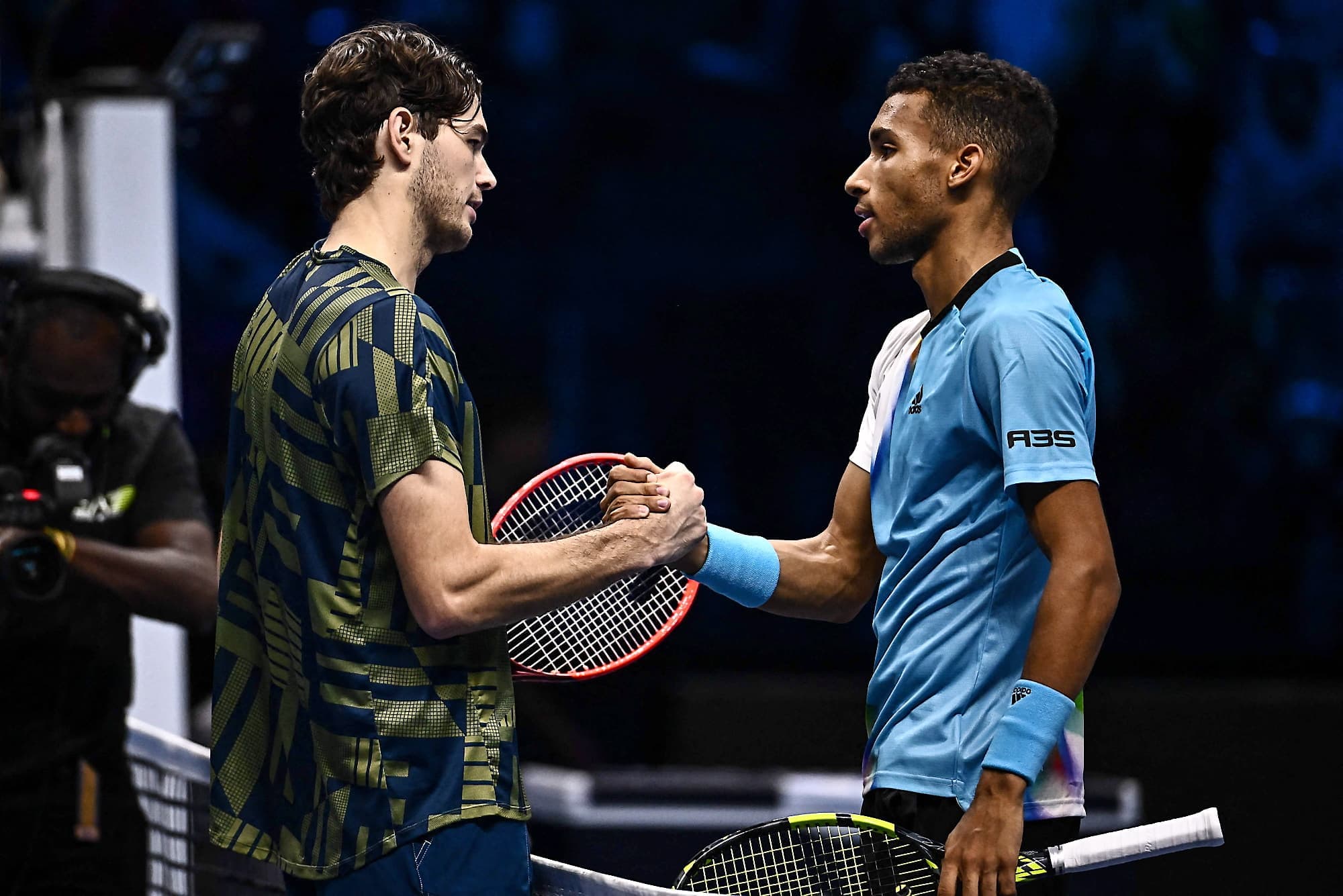 L’Américain Taylor Fritz est félicité par Félix Auger-Aliassime après leur match chaudement disputé, causant l’élimination du Québécois en finale de l’ATP.