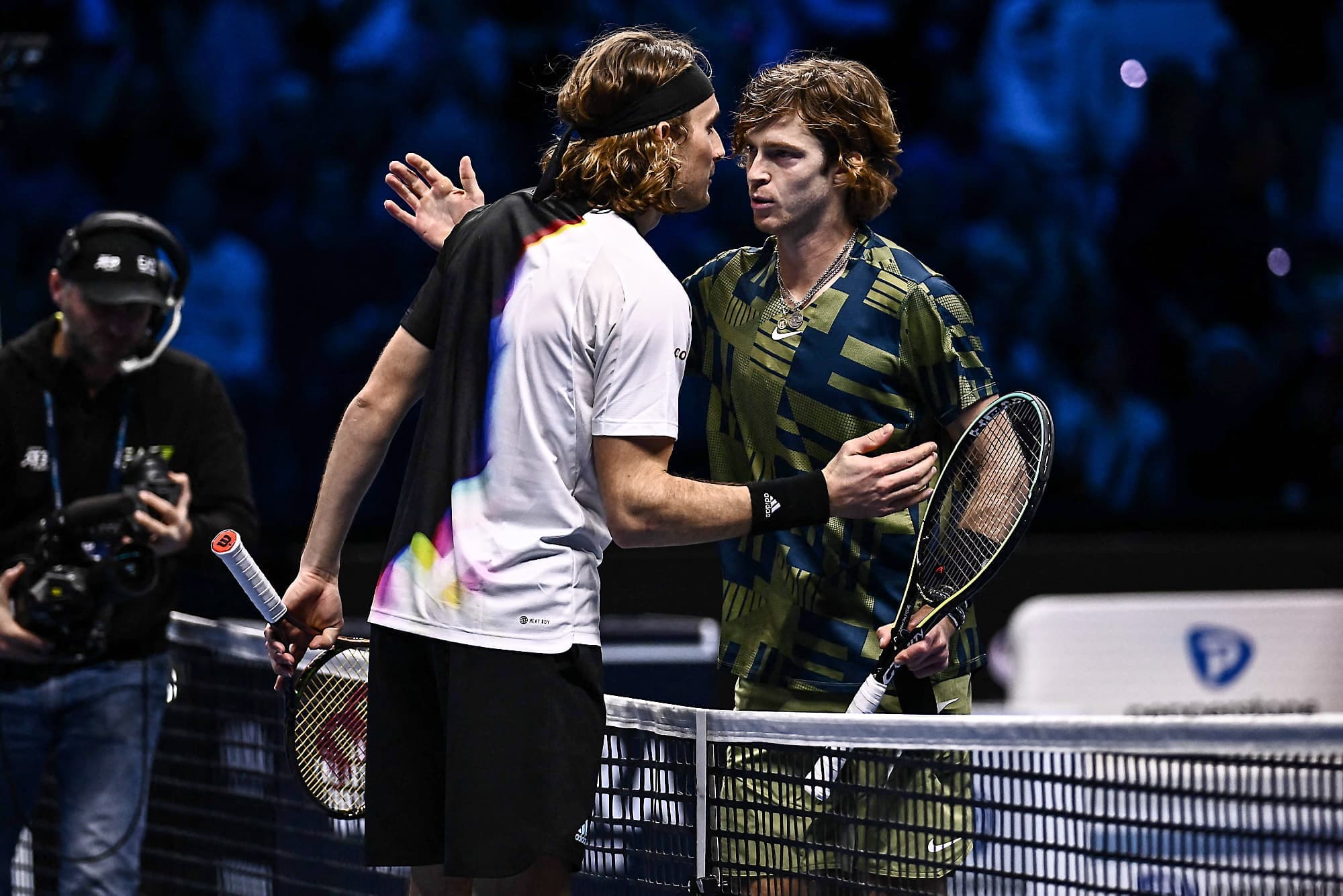 Stefanos Tsitsipas (à gauche) a été bon joueur en félicitant Andrey Rublev, vendredi à Turin, après la victoire du Russe. Mais le Grec a été plutôt arrogant ensuite devant les journalistes.