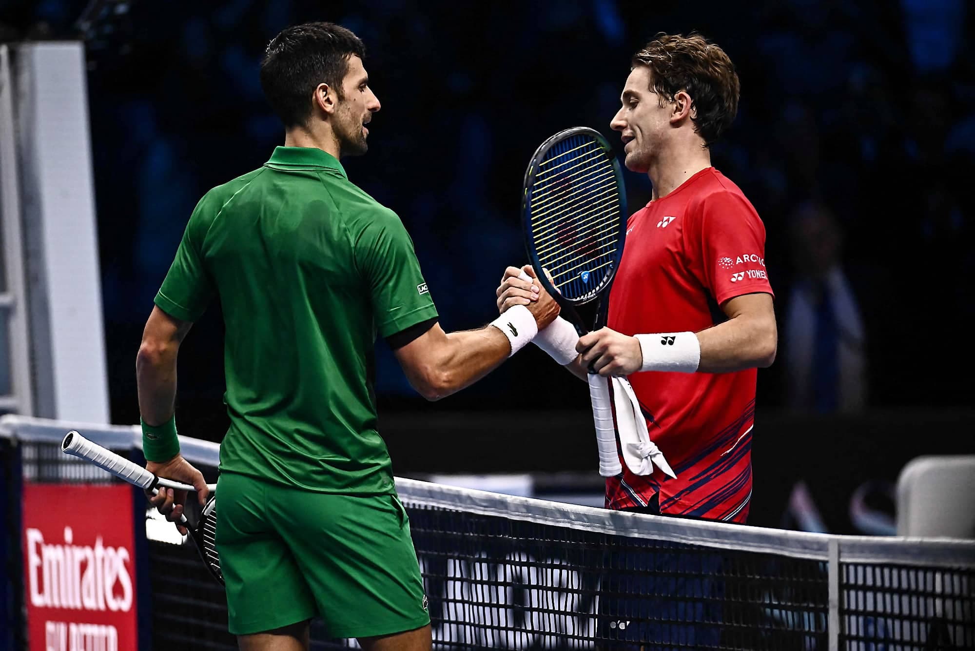Djokovic serre la main du perdant de cette finale, le Norvégien Casper Ruud, au filet après la rencontre.