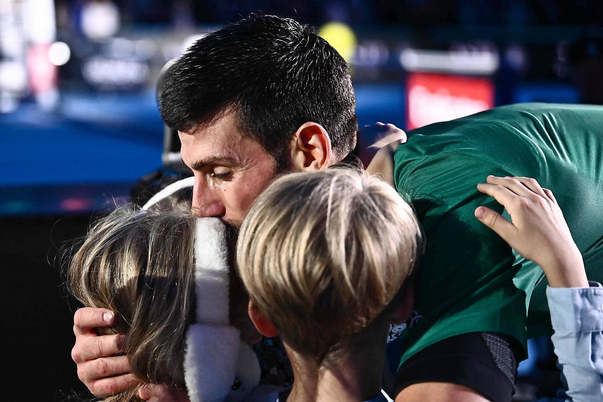Le Serbe est vite allé rejoindre ses enfants, Stefan et Tara, dans son box après sa victoire. Il les a étreints tous les deux.