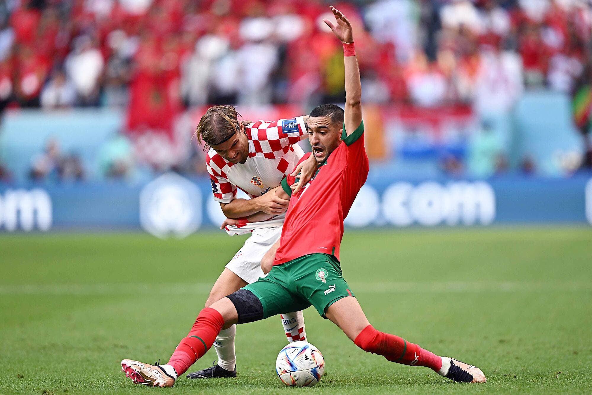 Le jeu a été très physique lors du match entre la Croatie et le Maroc comme le démontre cette séquence opposant Borna Sosa et Hakim Ziyech.