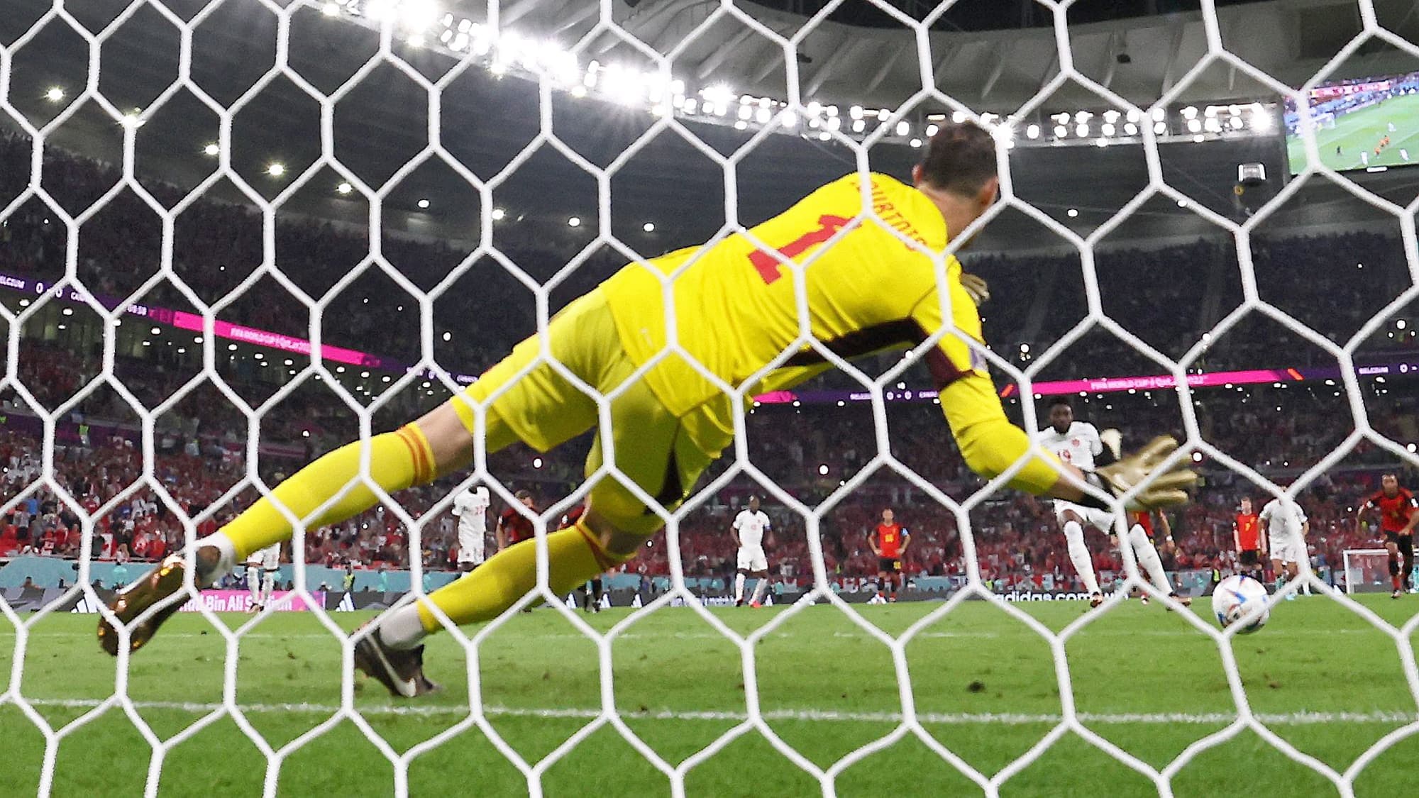 Le gardien belge Thibaut Courtois a plongé à sa droite pour stopper un tir de pénalité du Canadien Alphonso Davies, tôt dans le match, ce mercredi, à la Coupe du monde de soccer, au Qatar.
