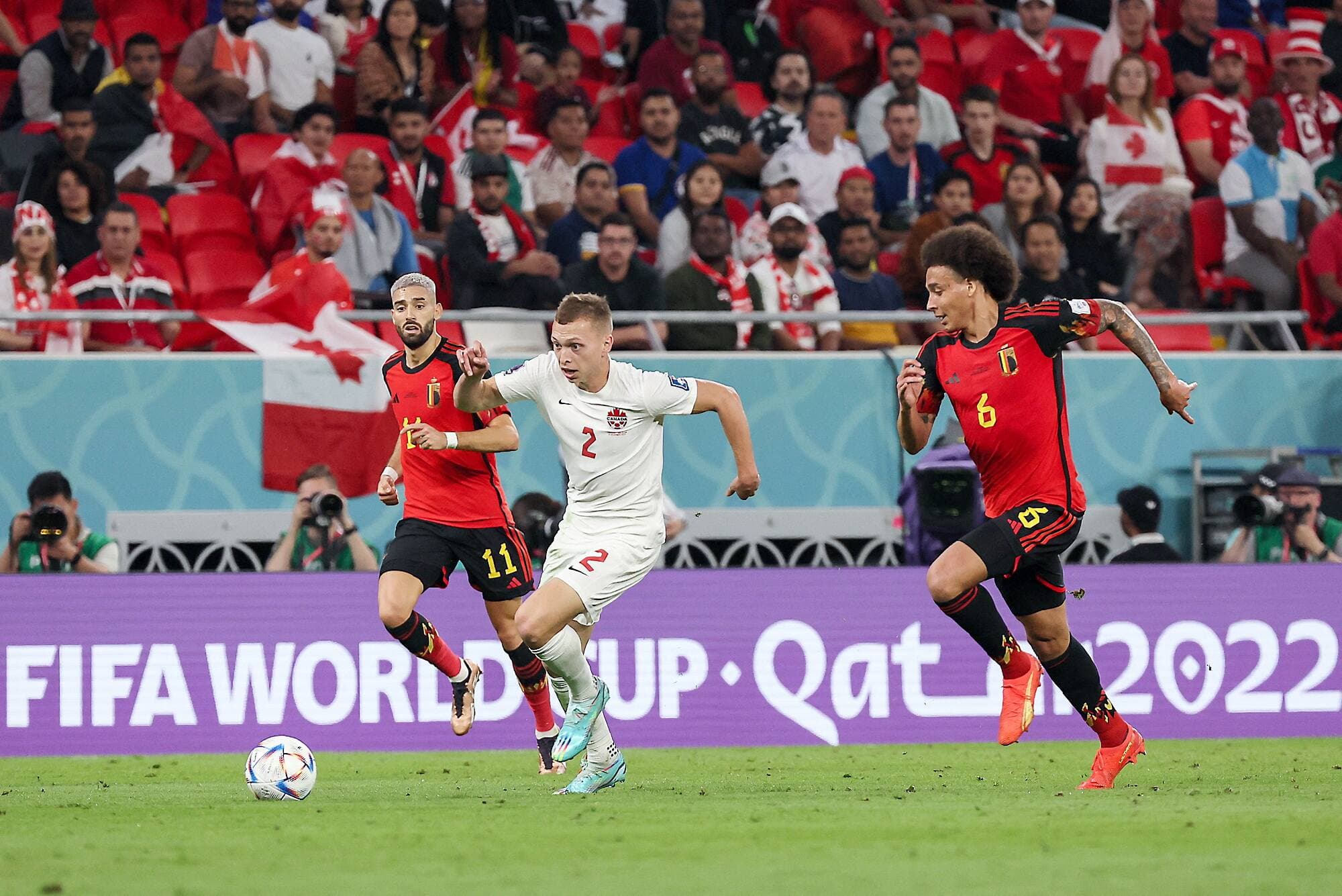 Alistair Johnston a gagné une course aux dépens des Belges Yannick Carrasco et Axel Witselduring, mercredi, au stade Ahmad bin Ali, lors du Mondial au Qatar.