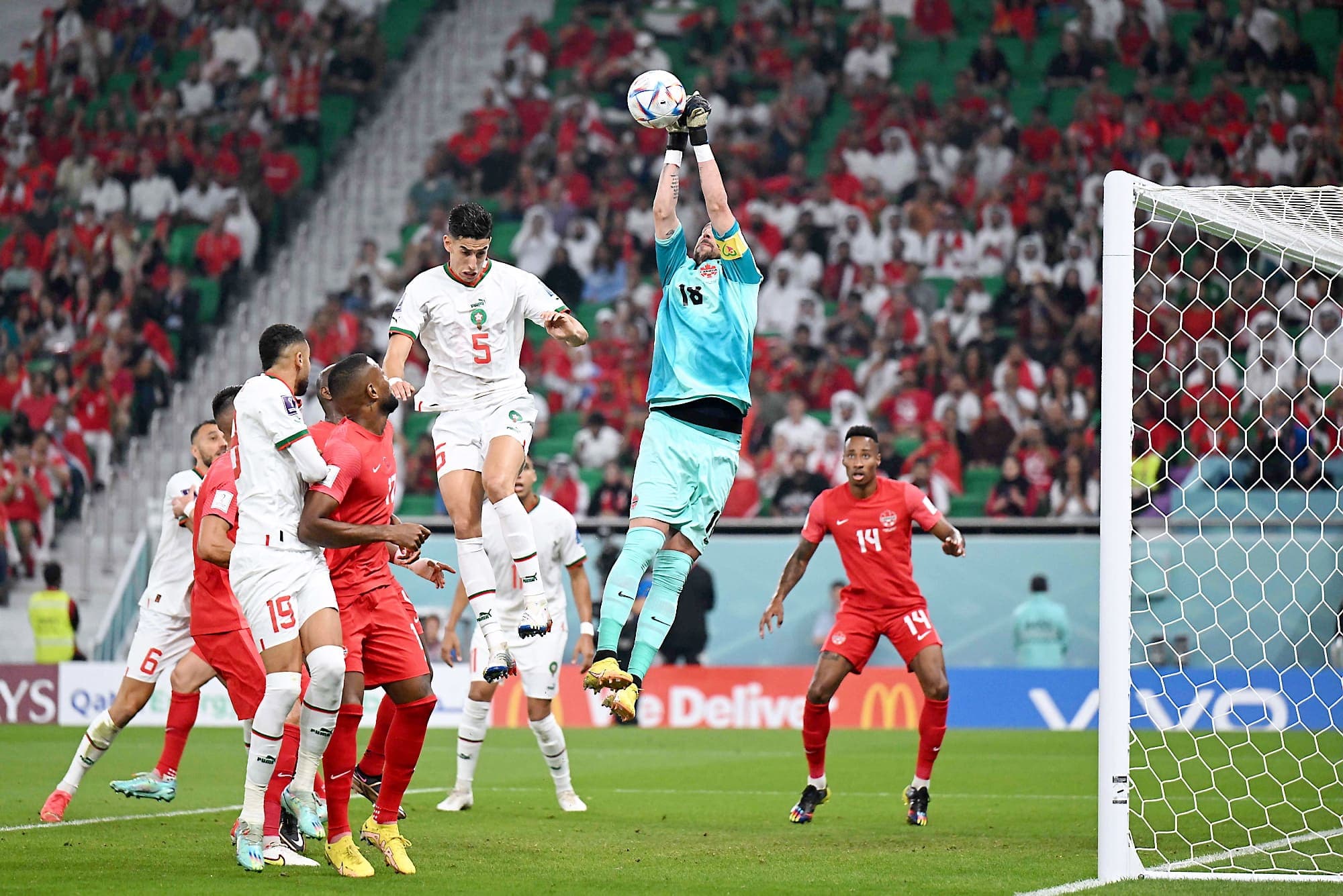 Le gardien Milan Borjan a frappé le ballon sur cette séquence pour enrayer la menace marocaine.