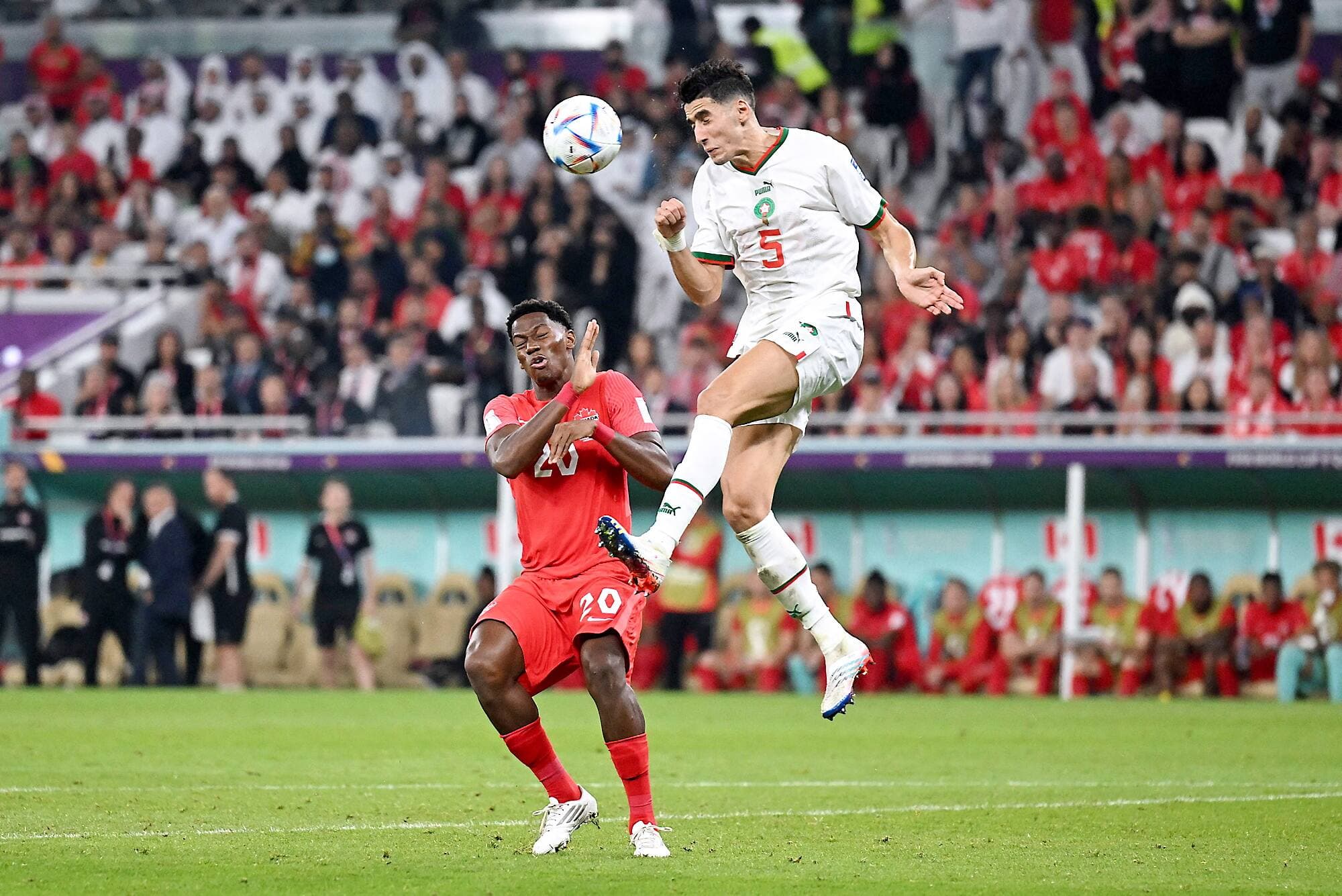 Nayef Aguerd a sauté devant son adversaire canadien Jonathan David permettant au Maroc de conserver le contrôle du ballon.