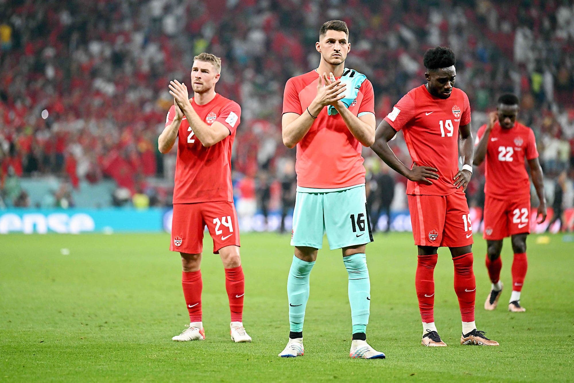 Après le match, David Wotherspoon, James Pantemis et Alphonso Davies ont applaudi les partisans canadiens pour leur soutien.