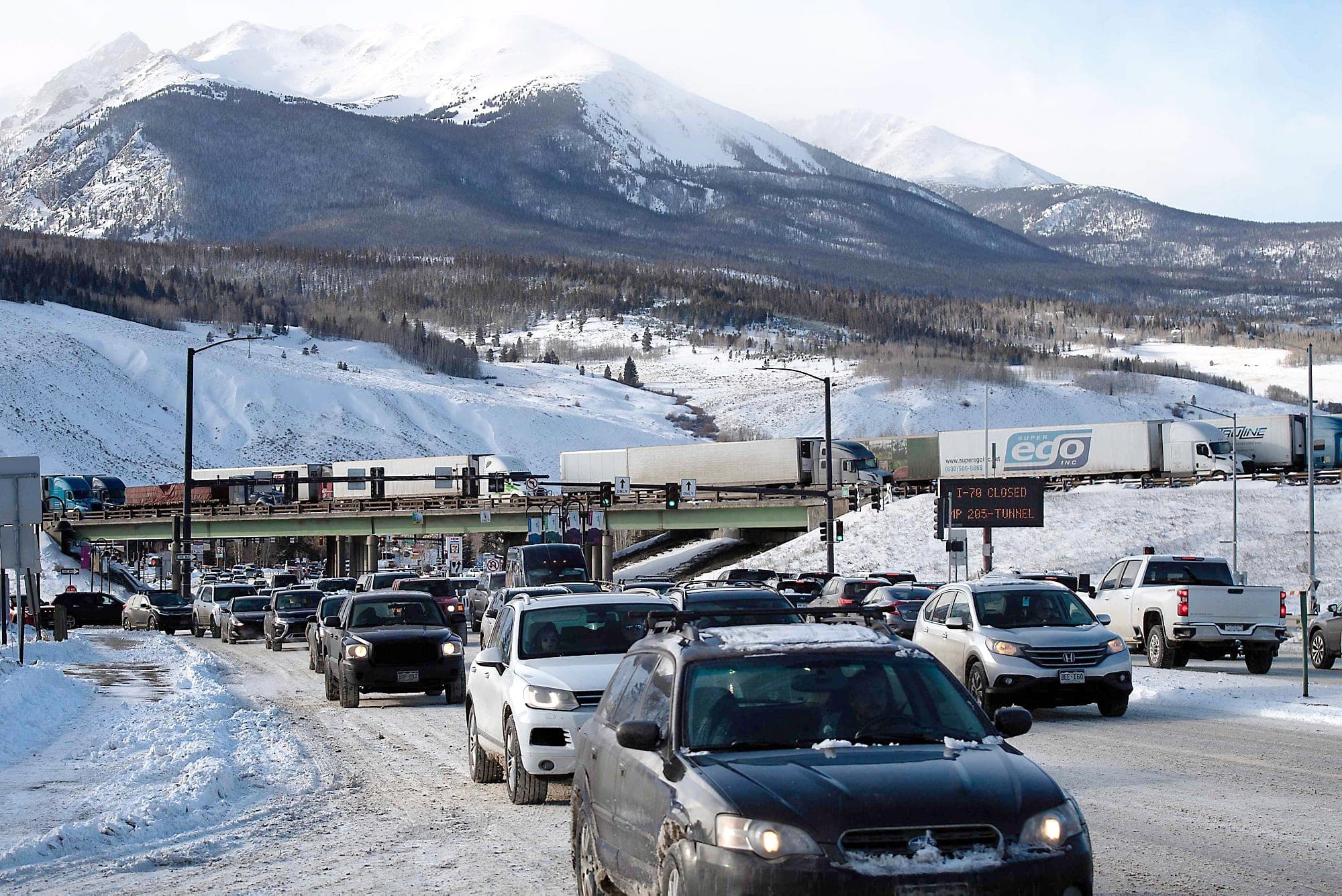 Au Colorado, la neige a causé beaucoup de maux de tête aux résidents avec des routes fermées et des avions qui demeuraient cloués au sol.