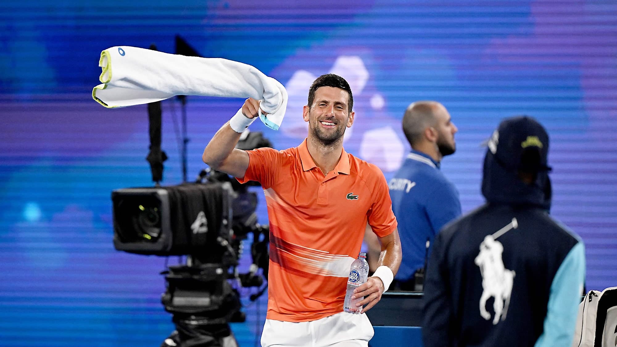Novak Djokovic s’est amusé, vendredi à Melbourne, lors d’un match de charité contre Nick Kyrgios.