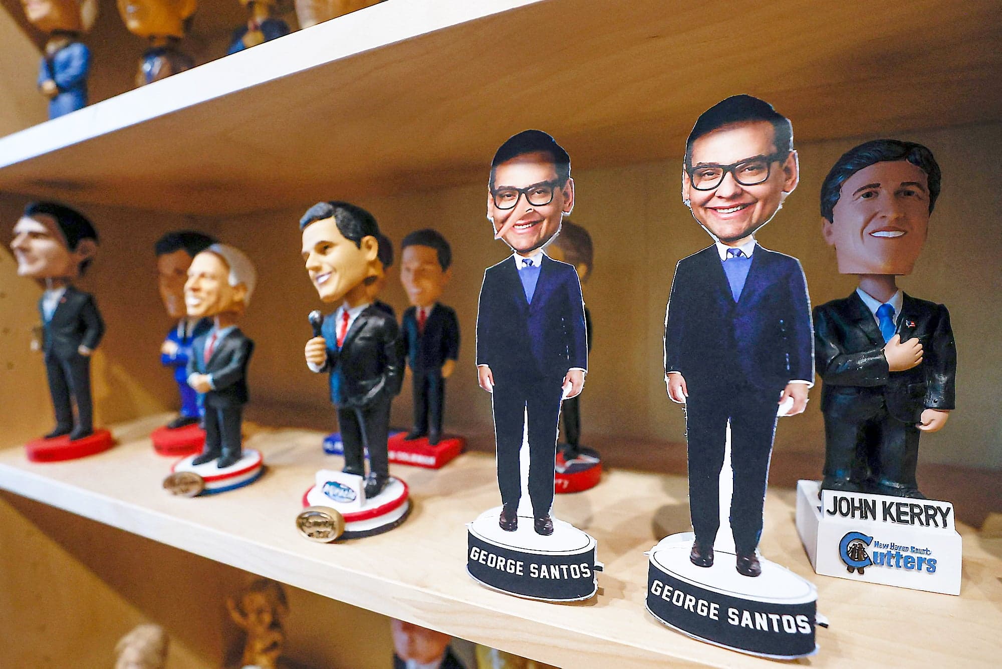 Des figurines de George Santos, avec et sans nez de Pinnochio, seront bientôt mises en vente au National Bobblehead Hall Of Fame and Museum de Milwaukee.