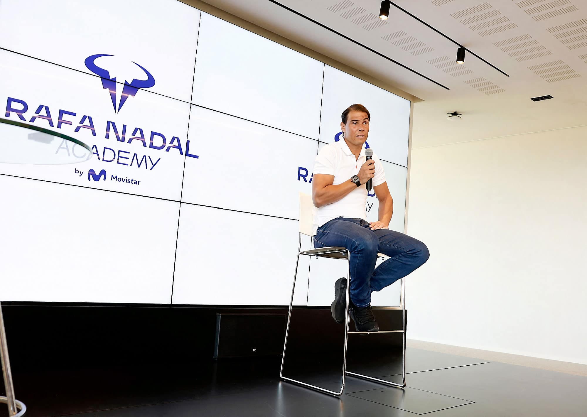 Rafael Nadal a tenu un point de presse, jeudi, en Espagne pour annoncer qu’il ne sera pas en mesure de défendre son titre à Roland-Garros et qu’il souhaite être en mesure de disputer une dernière saison après une pause de quelques mois. En mortaise, on l’aperçoit lors de ses 14 sacres à Paris.