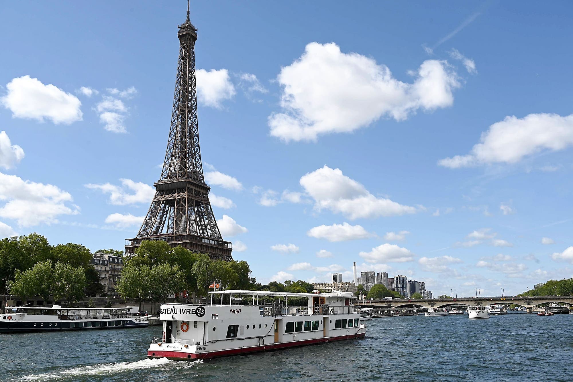 Des bateaux ont participé à une répétition du défilé en vue de la cérémonie d'ouverture des Jeux olympiques de Paris 2024, lundi, sur la Seine, passant devant la tour Eiffel.