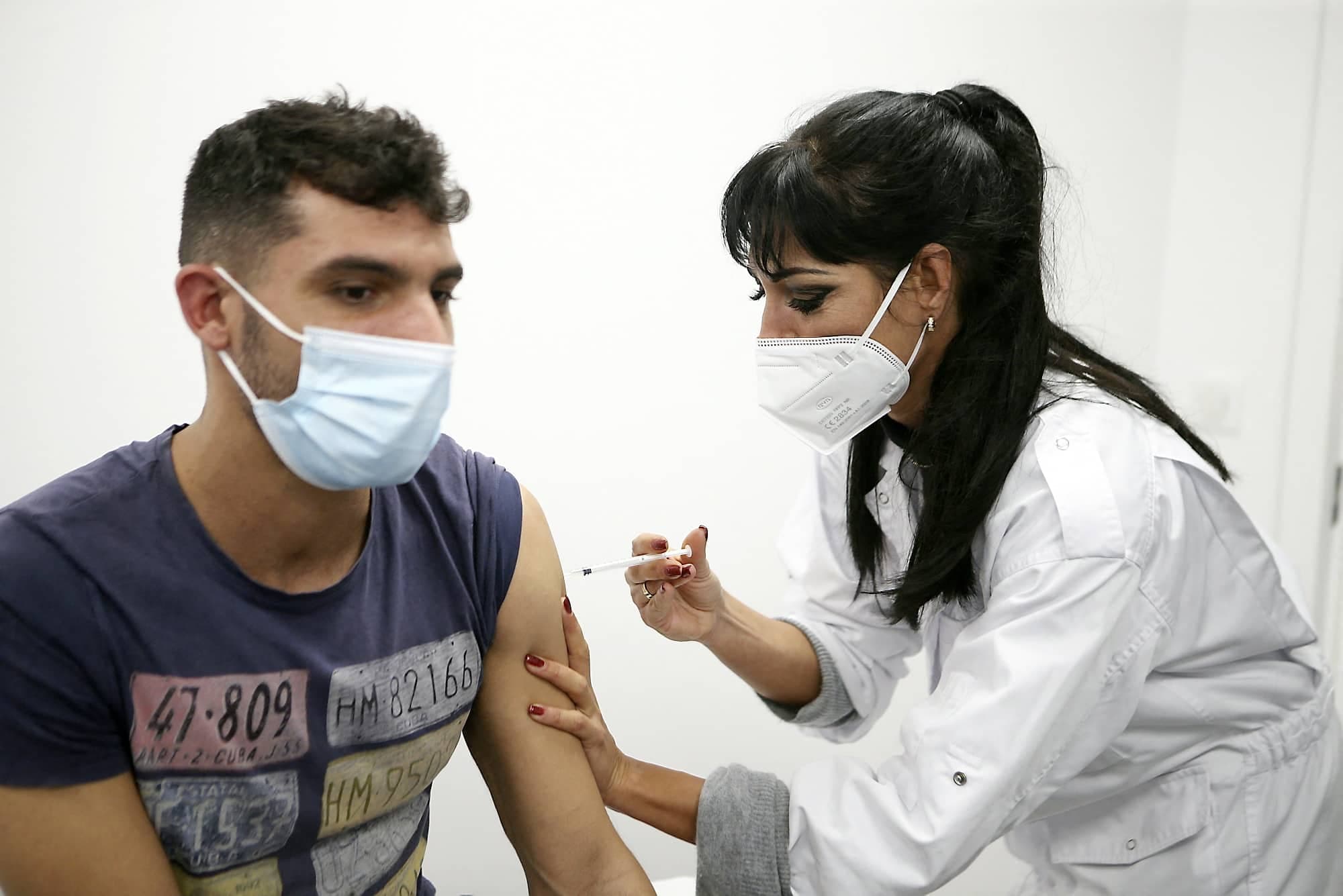 Un homme a reçu sa première dose de vaccin samedi à Sarrola-Carcopino, une île de Corse.