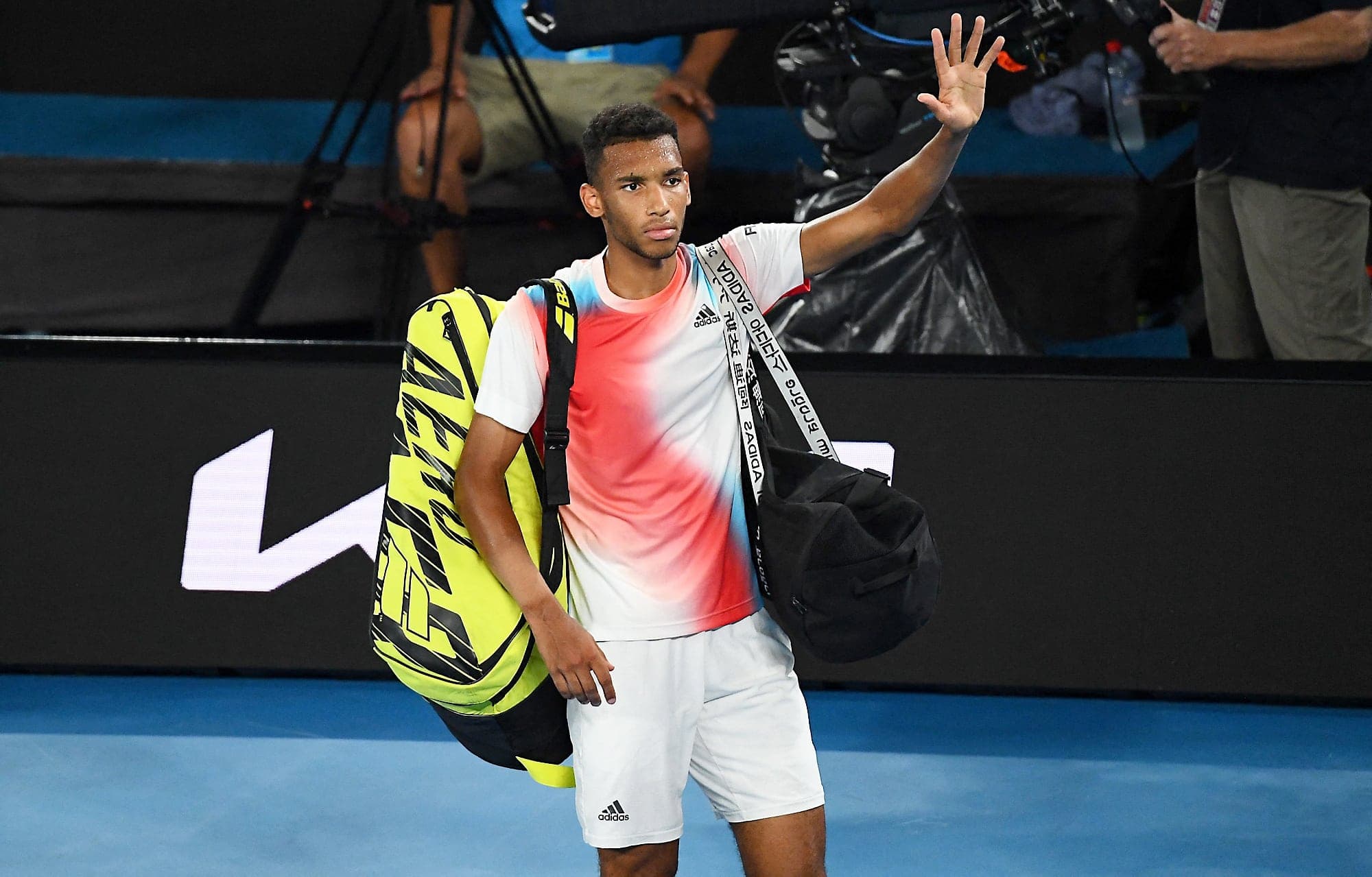 Au moment de quitter le terrain, Félix Auger-Aliassime a salué la foule qui l’a bien supporté dans son duel contre Daniil Medvedev.