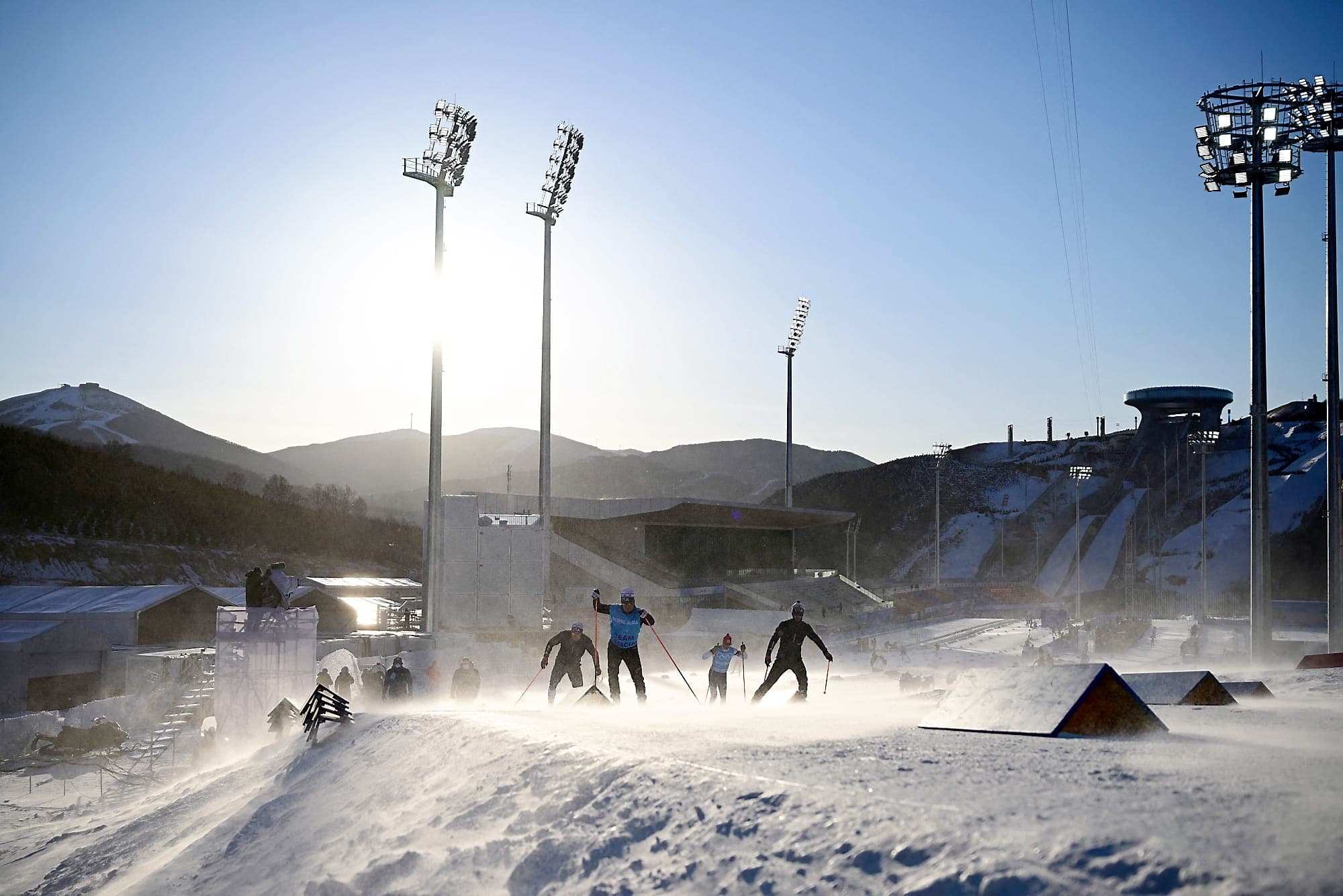 Il n’était pas évident pour les biathlètes, dont la Suédoise Hanna Öberg, d’atteindre leur cible et de skier dans des conditions glaciales et venteuses.