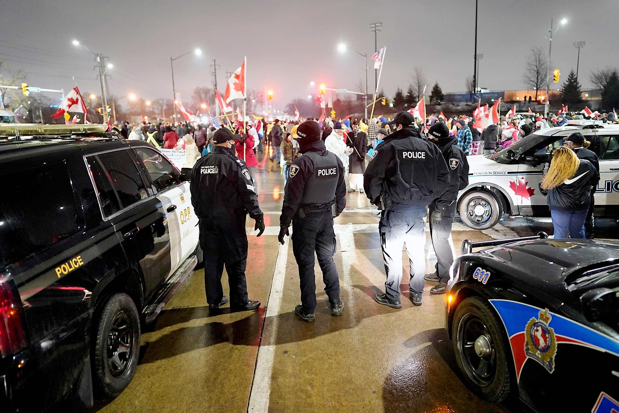 Malgré une injonction du tribunal, les protestataires continuaient de bloquer le pont Ambassador en soirée.