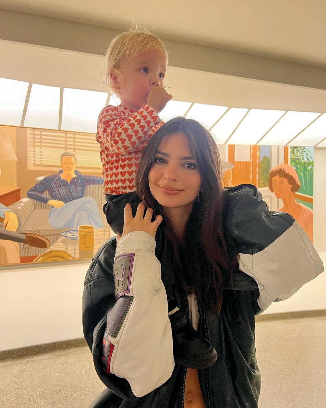 Une journée au musée pour Emily et son fils.