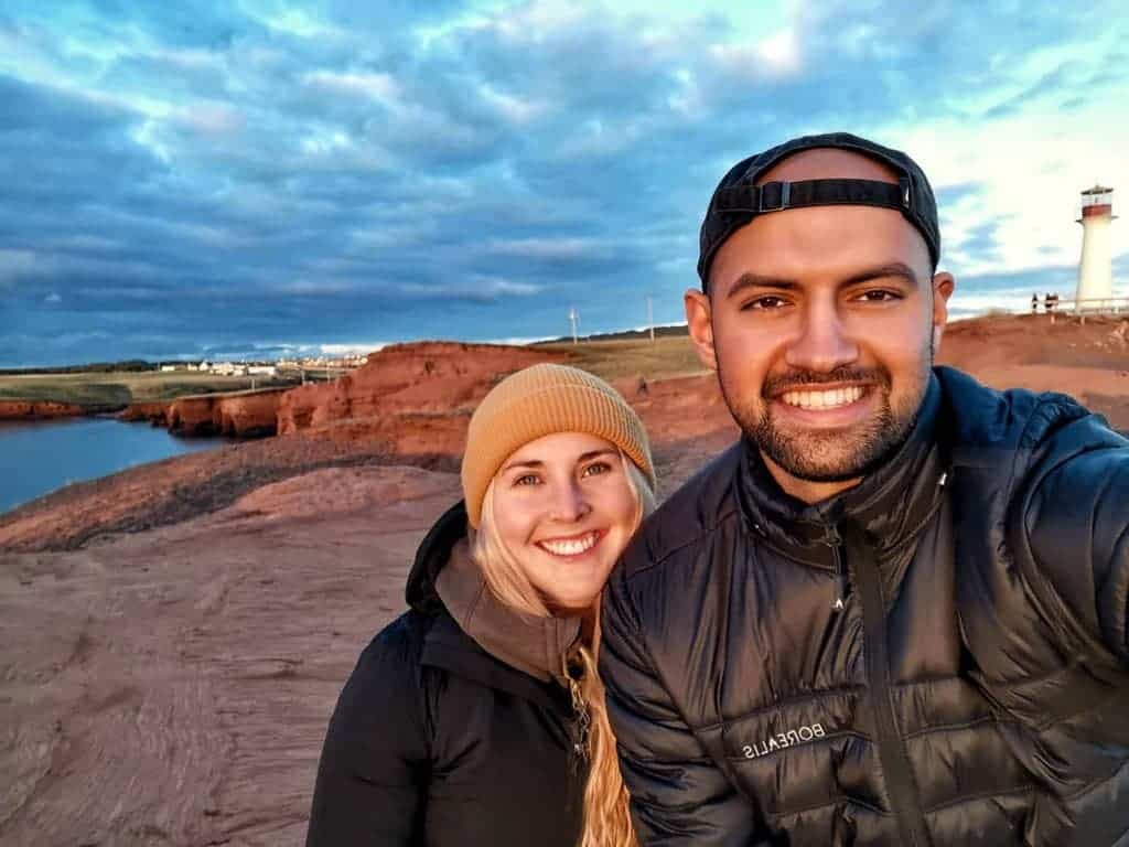 Fani Barrette, 28 ans, et Ramez Popel, 26 ans, ont dû soudoyer le conducteur d’une dépanneuse pour sortir du Nouveau-Brunswick après avoir frappé un orignal en pleine nuit, les autorités les ayant abandonnés à leur sort en raison des consignes sanitaires.