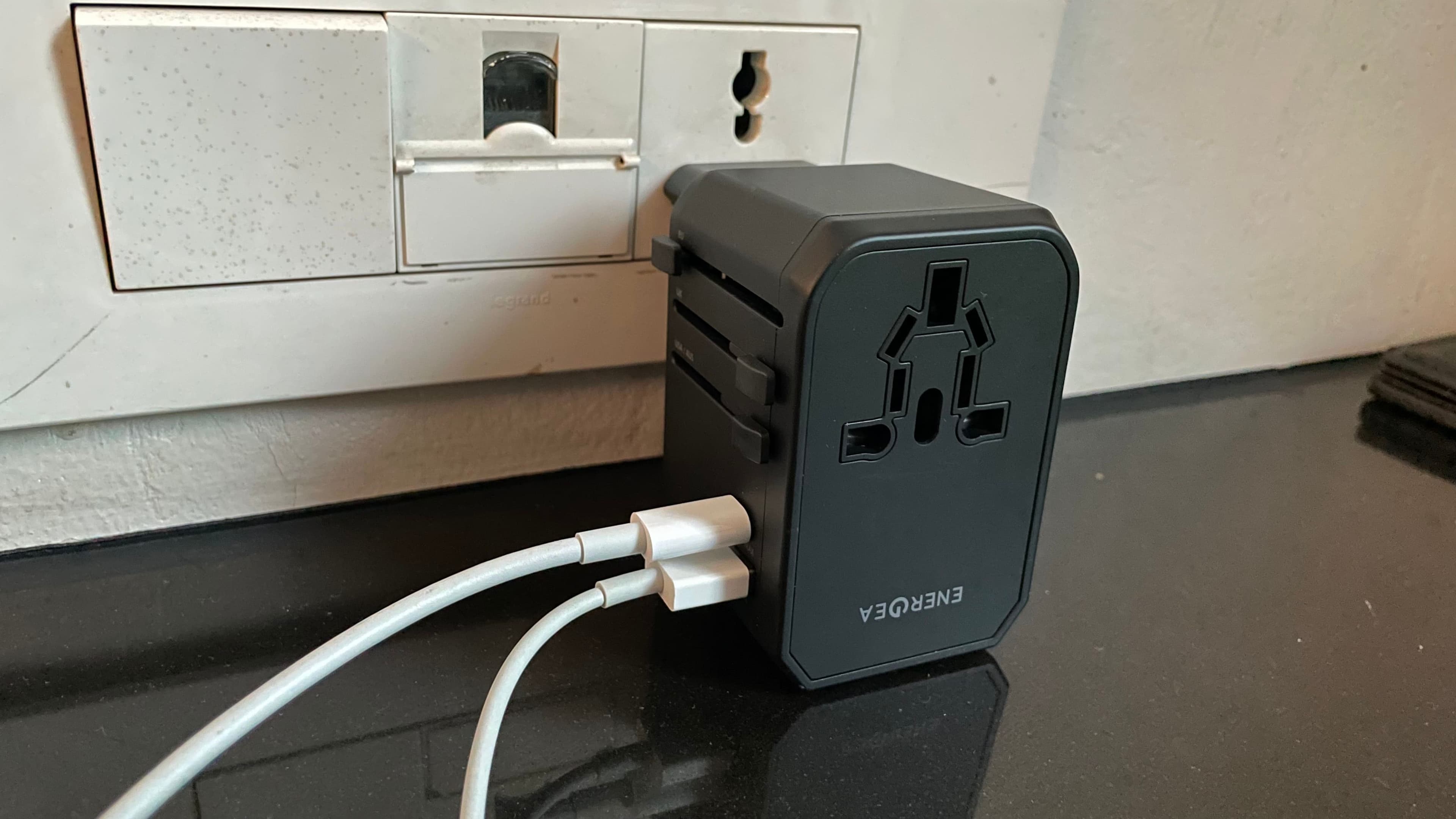 Mon ordinateur branché sur USB-C (PD - 45 W) et mon téléphone sur USB-A