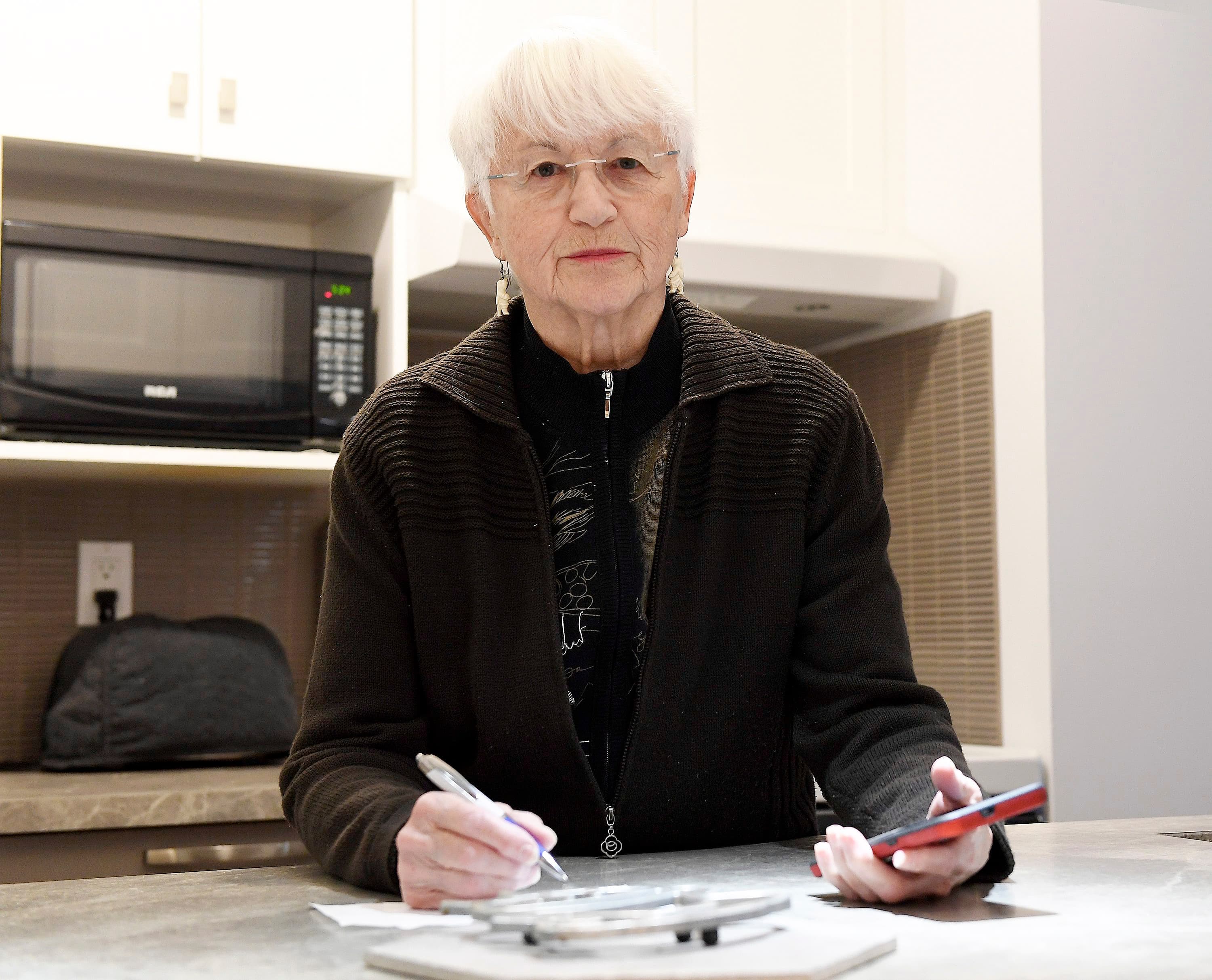 Ide Pelletier, 83 ans, a patienté de longues heures sans succès pour obtenir un rendez-vous pour la vaccination, après s’être pourtant fait confirmer qu’elle pourrait en obtenir un. « C’est décevant. Ils nous avaient dit que les gens de 80 ans pourraient à Québec », confie la dame, qui ne remet toutefois pas en question sa volonté de se faire vacciner.