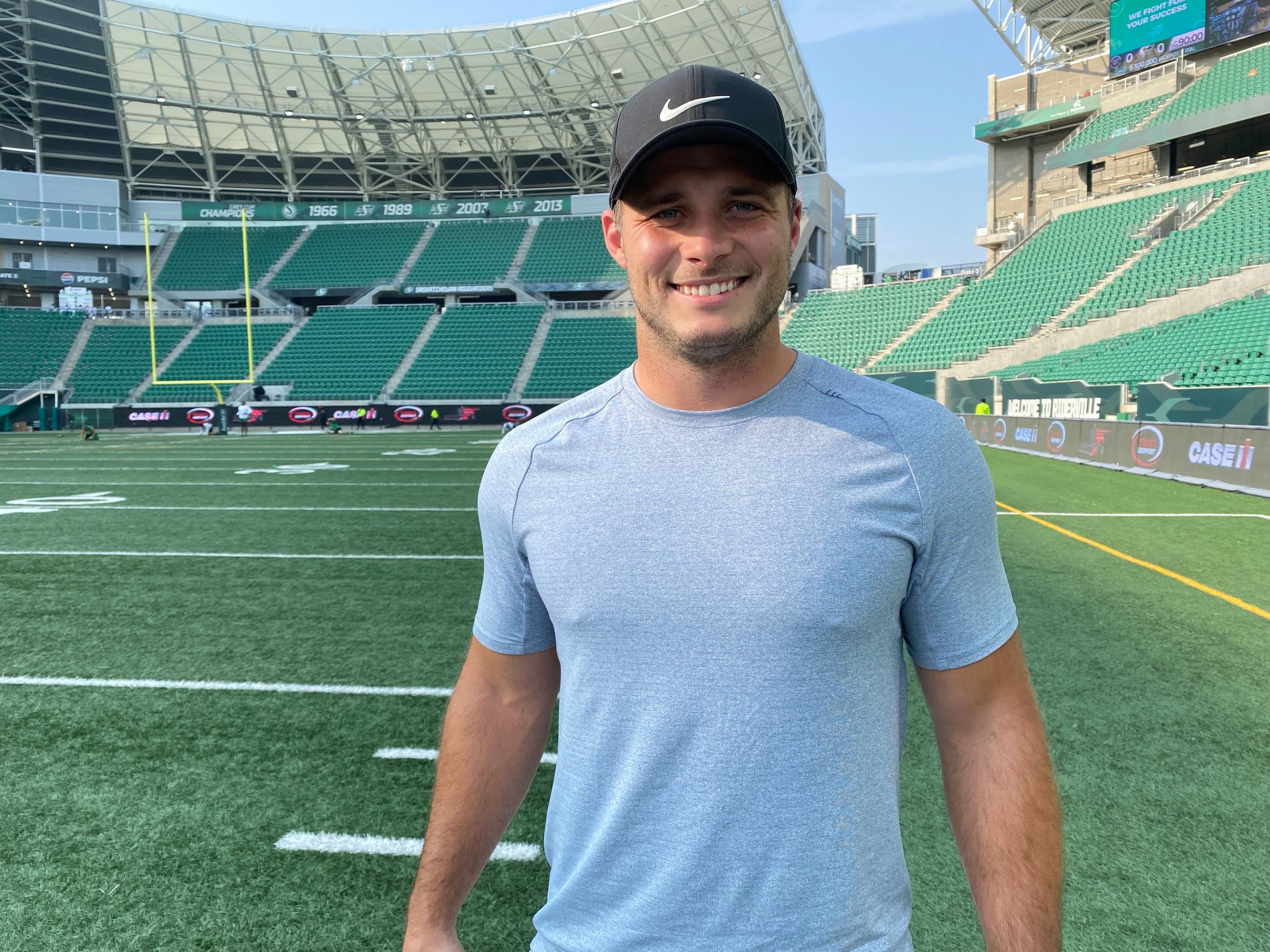 Le joueur des Alouettes Alexandre Gagné, qui a déjà évolué avec les Roughriders de la Saskatchewan au début de sa carrière dans la LCF, pose sur le terrain du stade Mosaic, à Regina, avant la rencontre du vendredi 16 août 2024.