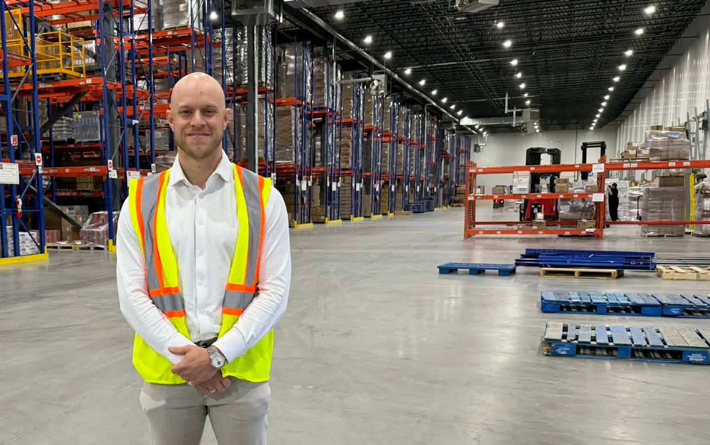 Alexandre Bouchard, entrepreneur (HelloBox) et repreneur des Emballages L. Boucher, défend le maintien des PME au Québec. Il déplore le manque d’intérêt pour les métiers manuels, alors que ses installations de Québec manquent de main-d’œuvre, malgré les investissements importants qu’il a réalisés en automatisation au cours des dernières années.